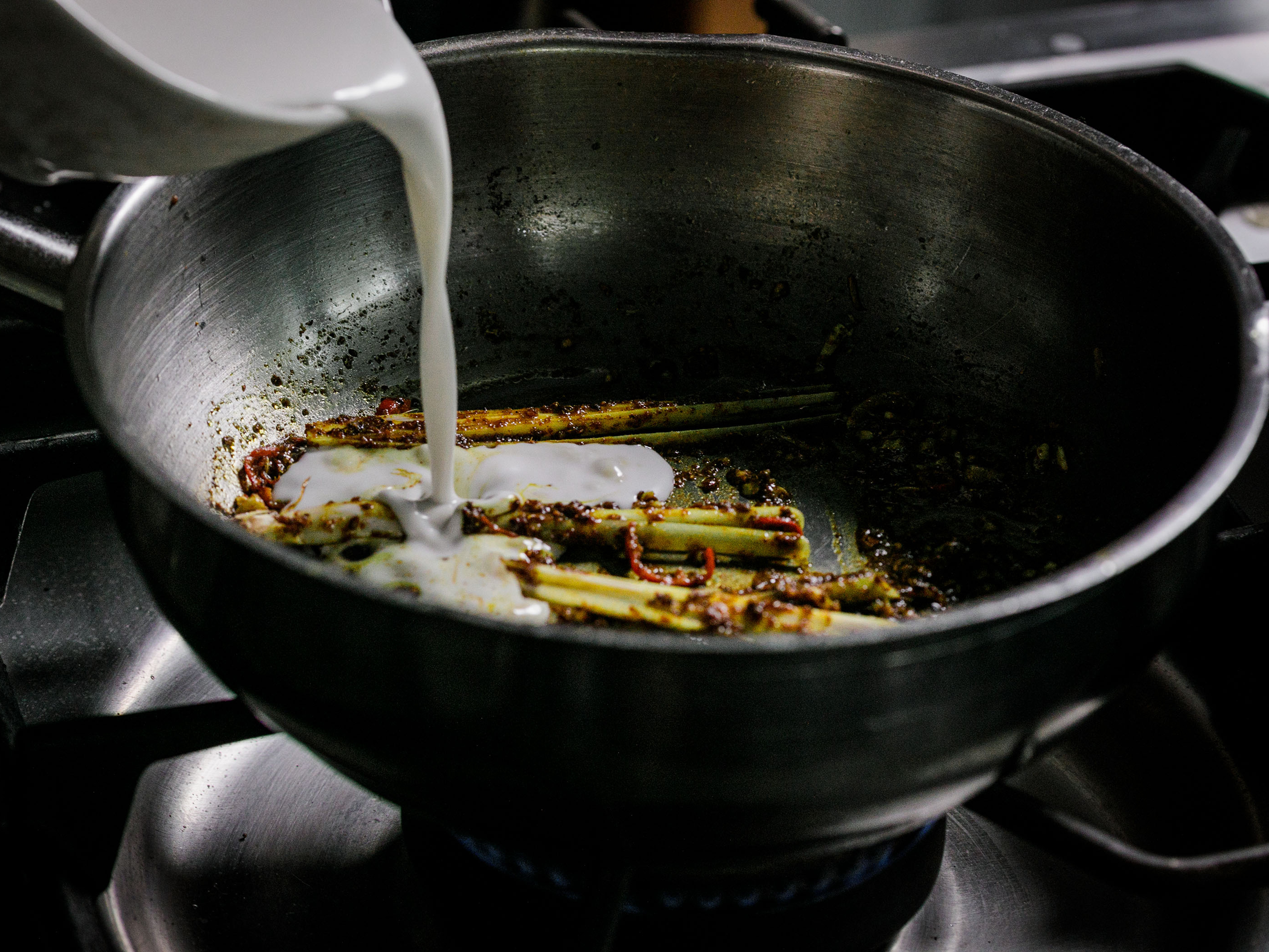 Schritt 1: Kokosmilch und Fischsauce einrühren