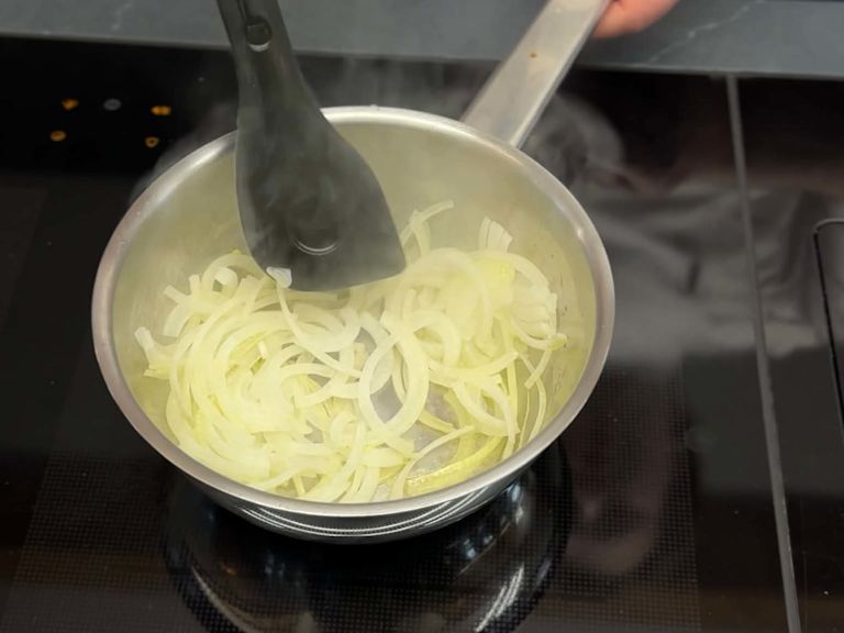 Step 2: Zwiebeln glasig anschwitzen Step 2: Zwiebeln glasig anschwitzen