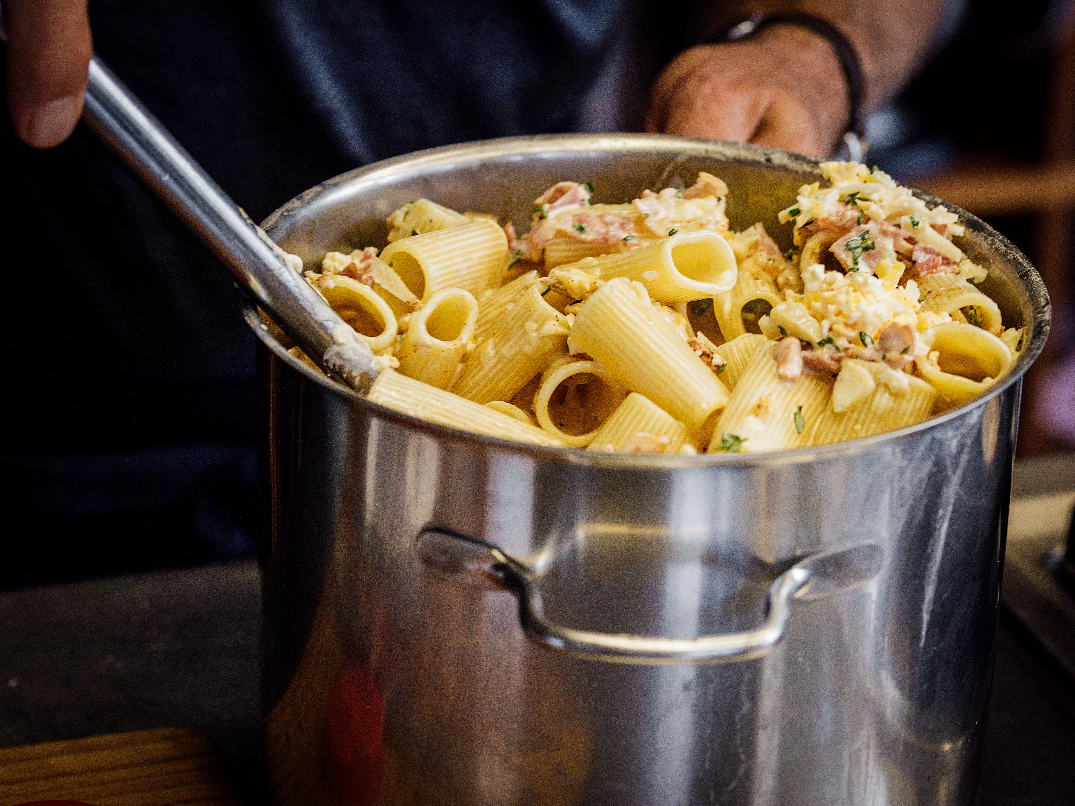 Schritt 2: Pasta kochen für Ultimatives Mac and Cheese zubereiten und mit restlichen Zutaten verrühren 