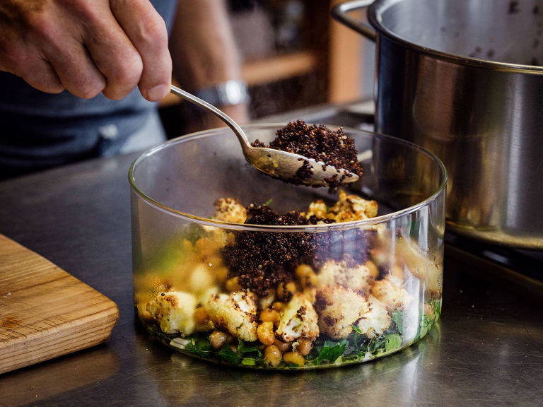 Schritt 3:  Quinoa-Kichererbsen-Salat mit geröstetem Blumenkohl fertigstellen und anrichten
