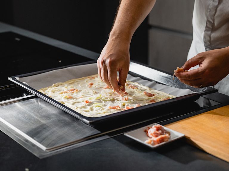 Schritt 2: Flammkuchen «Elsässer Art» backen & anrichten Schritt 2: Flammkuchen «Elsässer Art» backen & anrichten