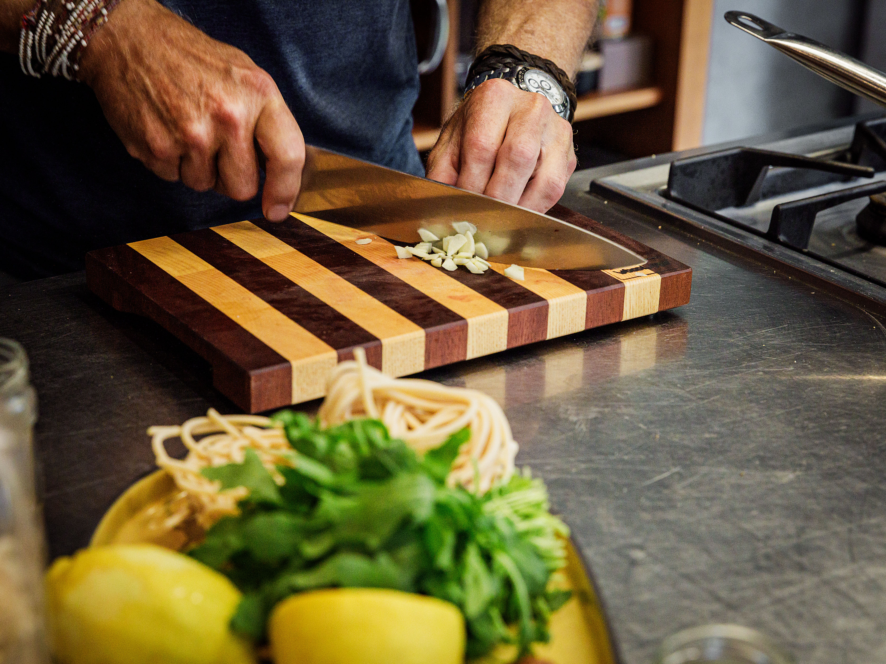 Schritt 1: Knoblauch schneiden