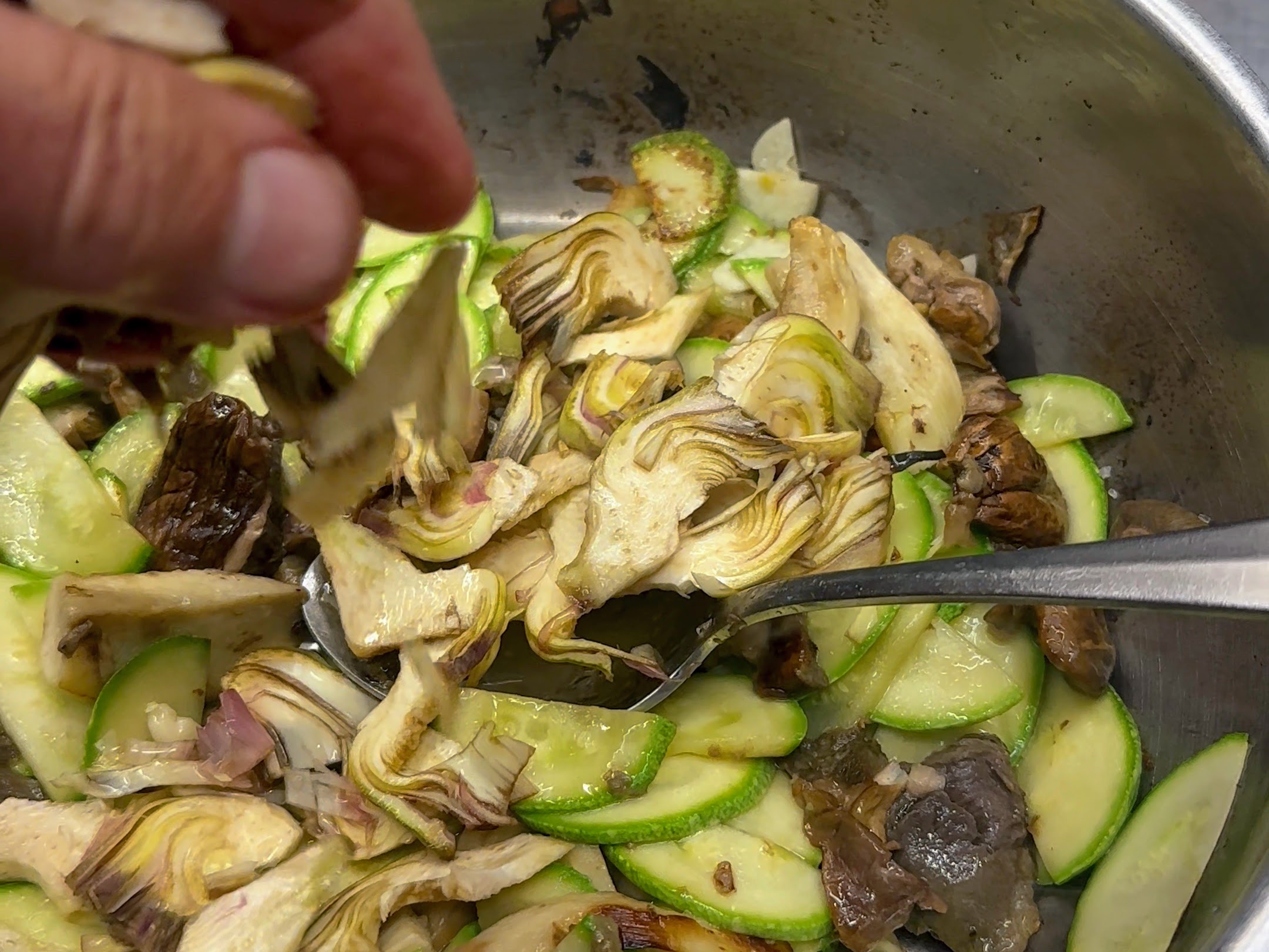 Schritt 2: Busiate mit Artischocken und Zucchini servieren