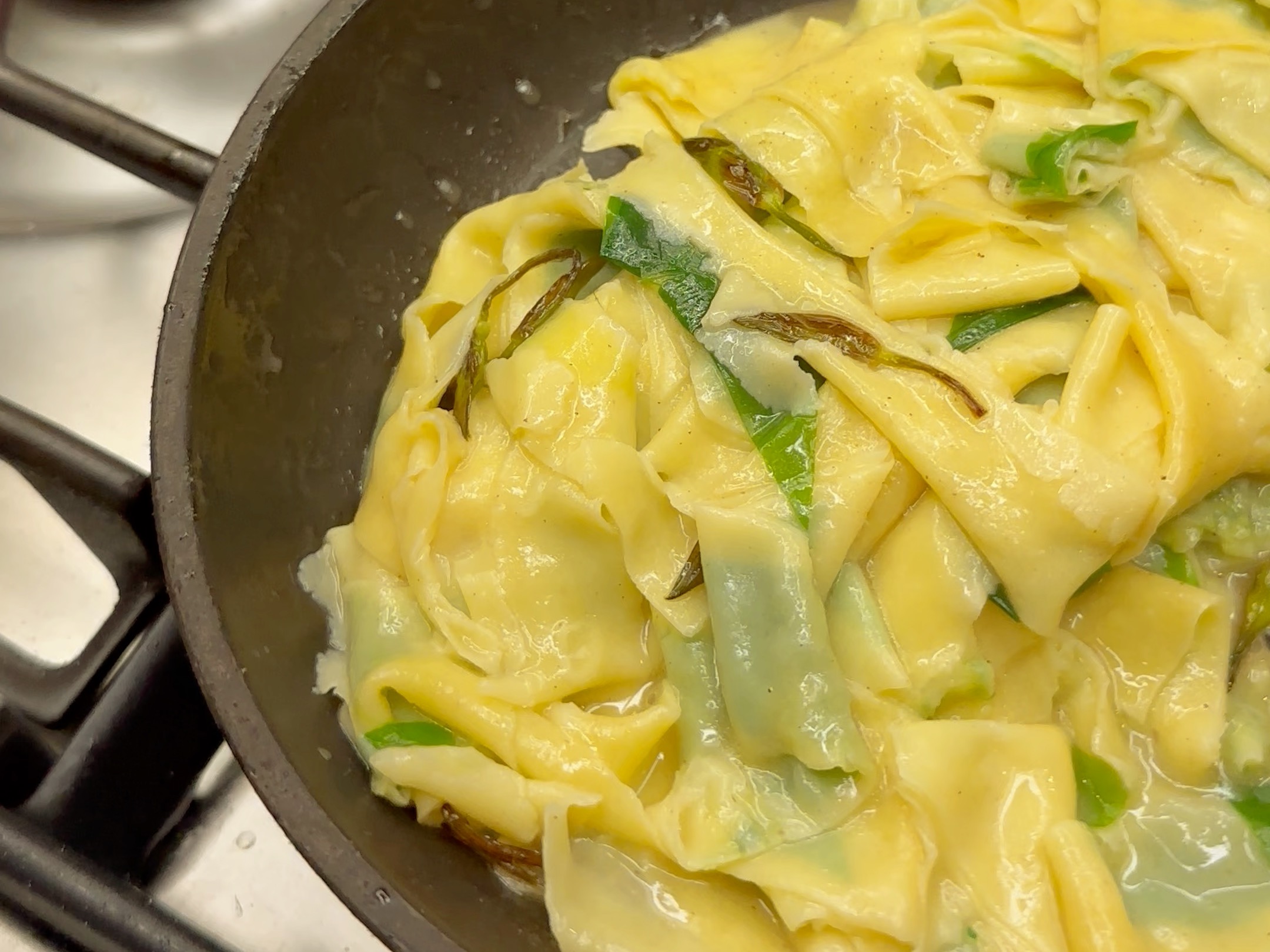 Schritt 5: Die Pappardelle in leicht kochendem Salzwasser zwei Minuten al dente kochen. Mit Bärlauchknospen, Butter und Parmesan oder mit einem Ragù servieren