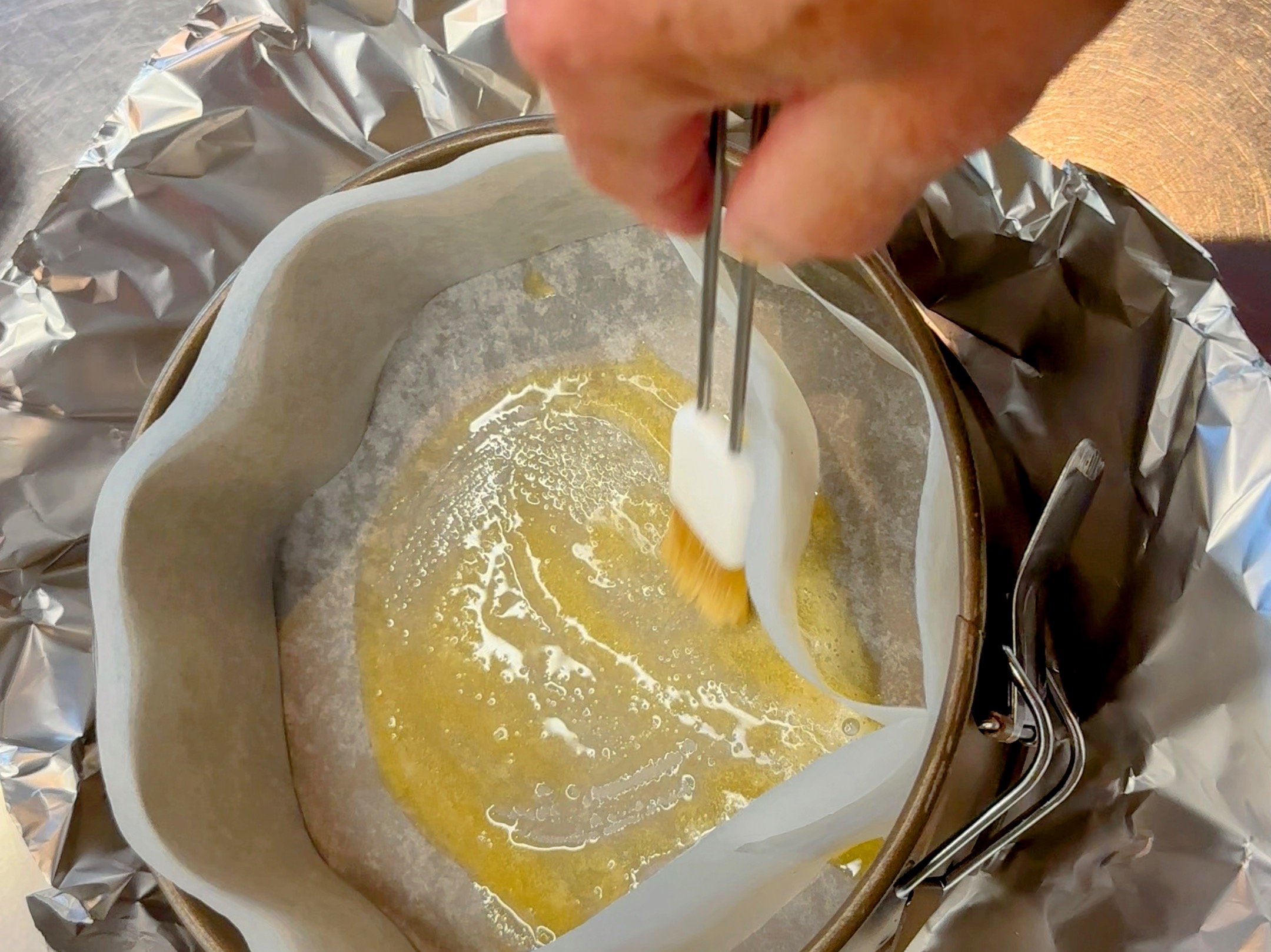 Schritt 1: Biscuitboden für Mascarpone-Meringue-Cheesecake mit Passionsfrucht zubereiten 