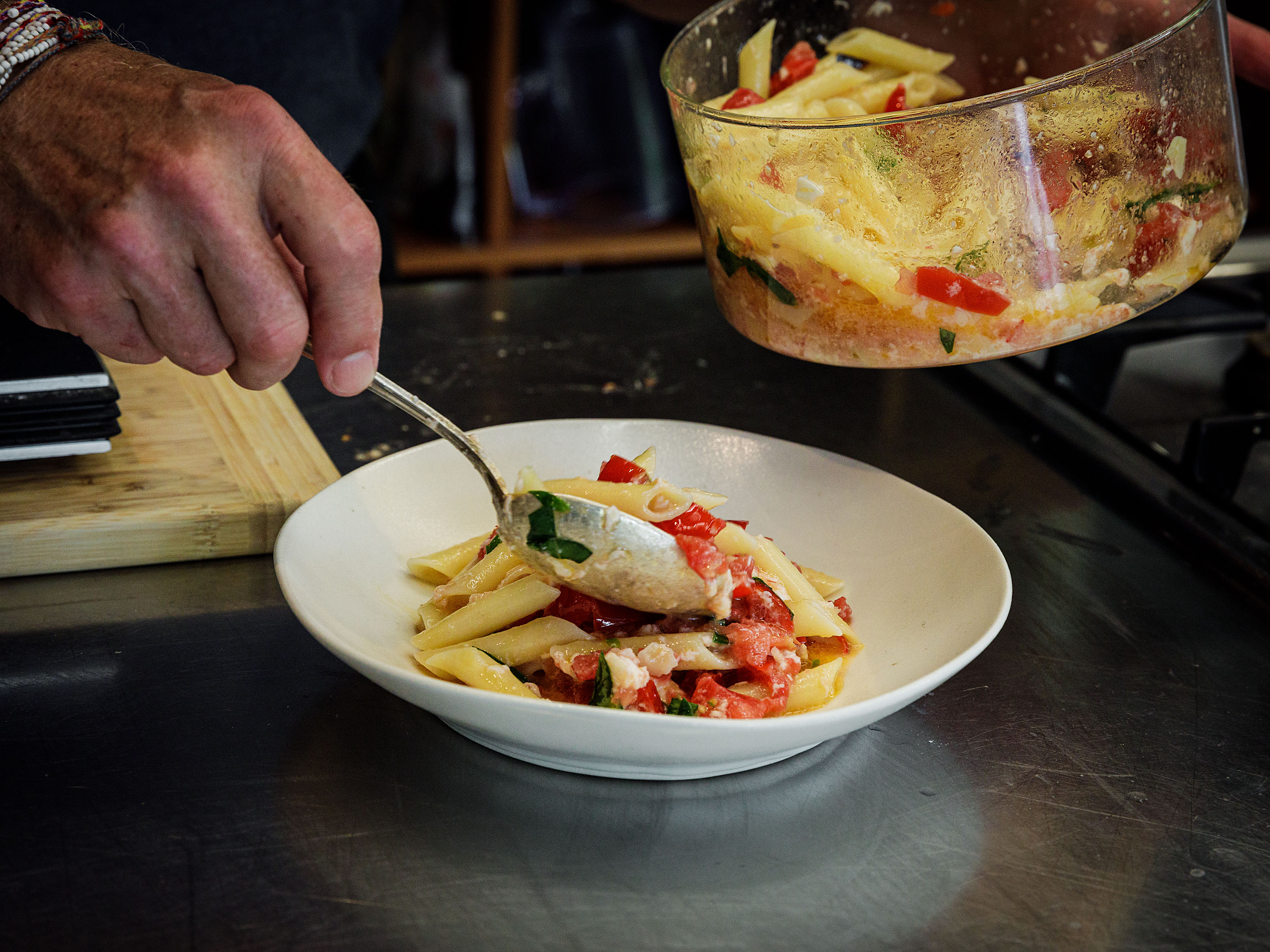 Schritt 2: Pasta für Penne alla caprese kochen und servieren