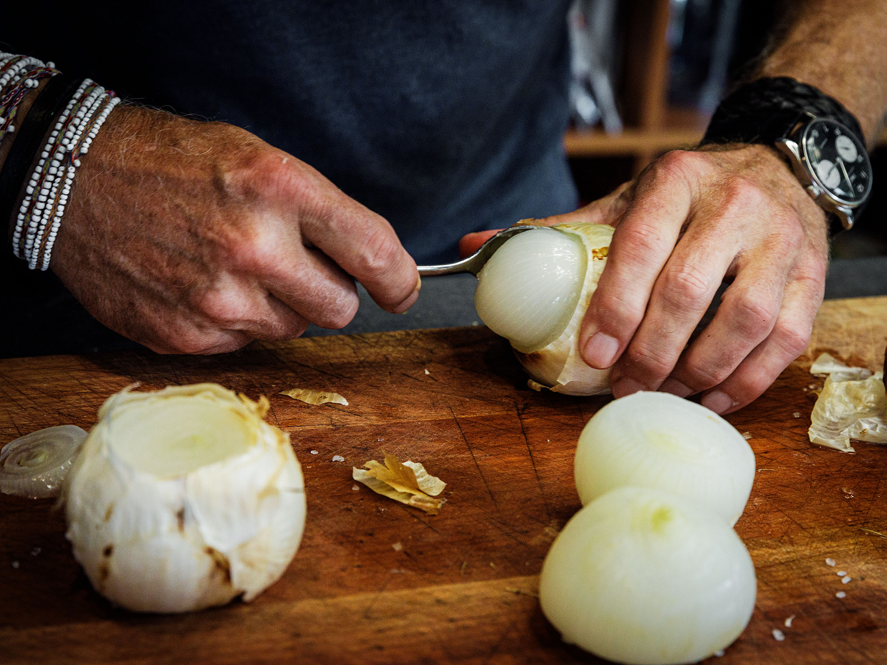 Schritt 2: Das obere Viertel der Zwiebeln abschneiden und das Herz mit einem Löffel herausheben