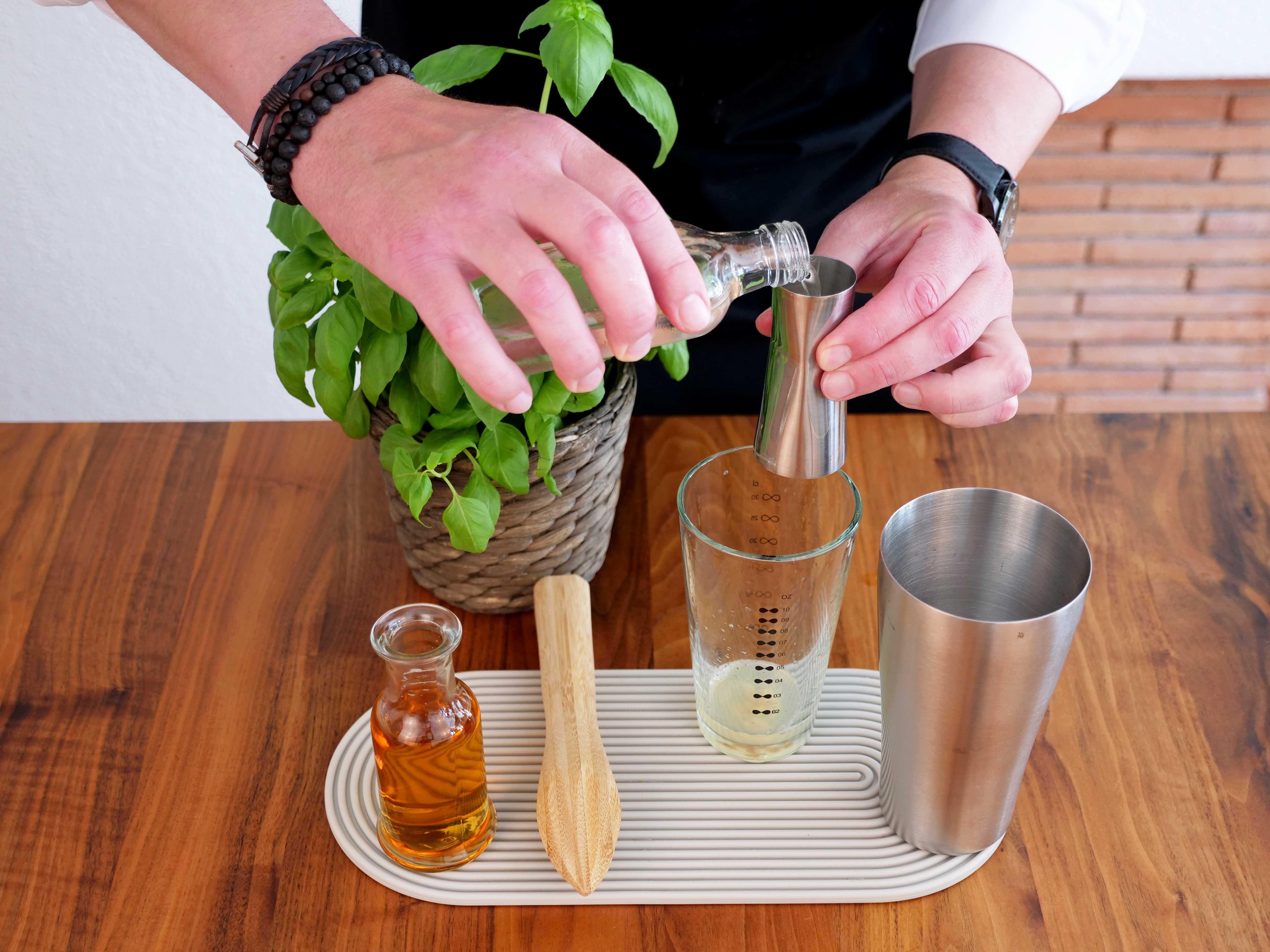 1. Zitronensaft & Simple Sirup in den Shaker