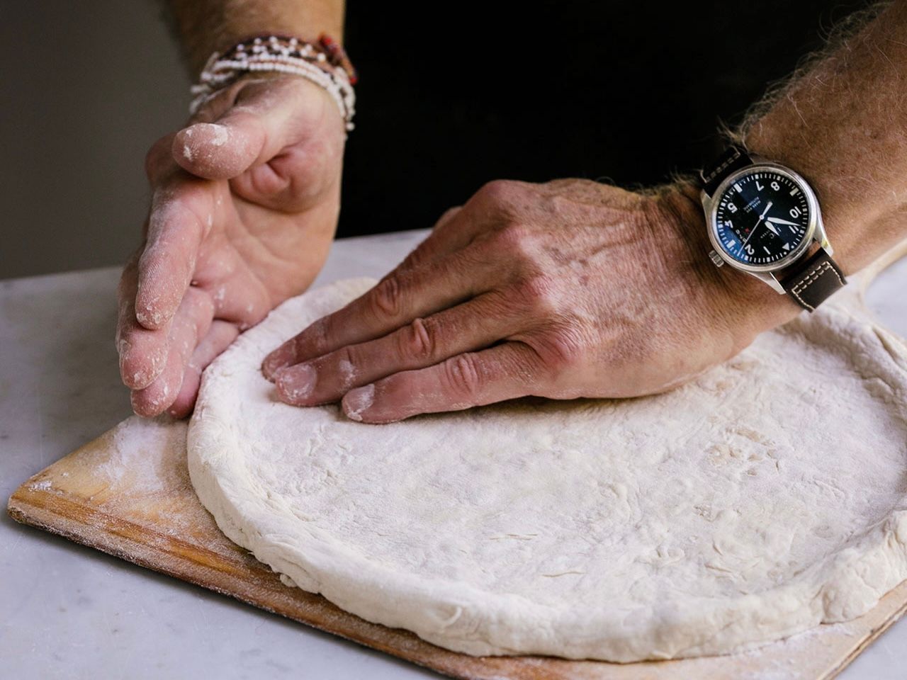 Schritt 1: Backofen und Belag für Pizza quattro formaggi mit Baumnüssen vorbereiten