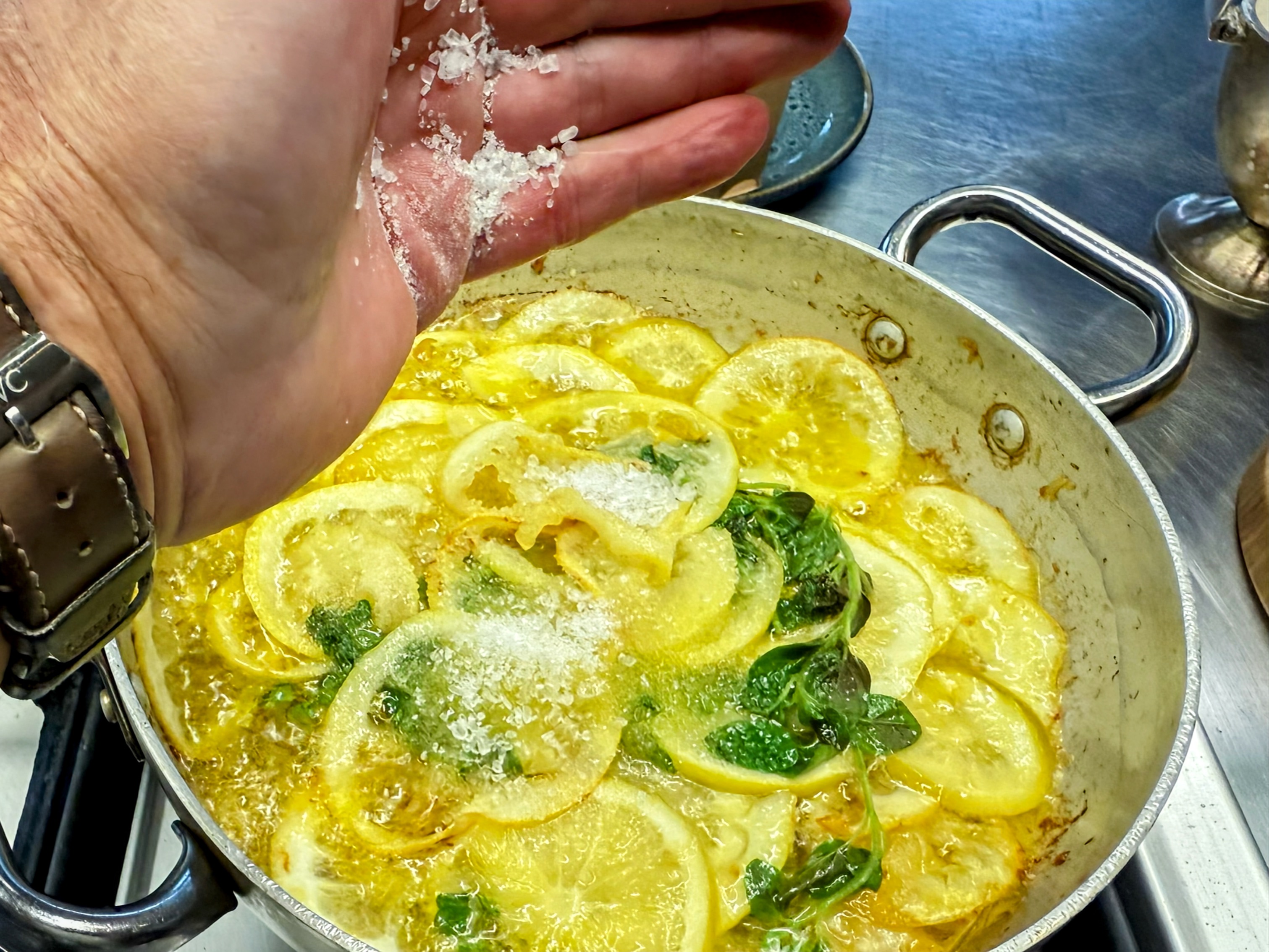 Schritt 1: Zitrusfrüchte für Grapefruit Carpaccio mit spicy Zitrus-Dressing vorbereiten und aromatisch schmoren  