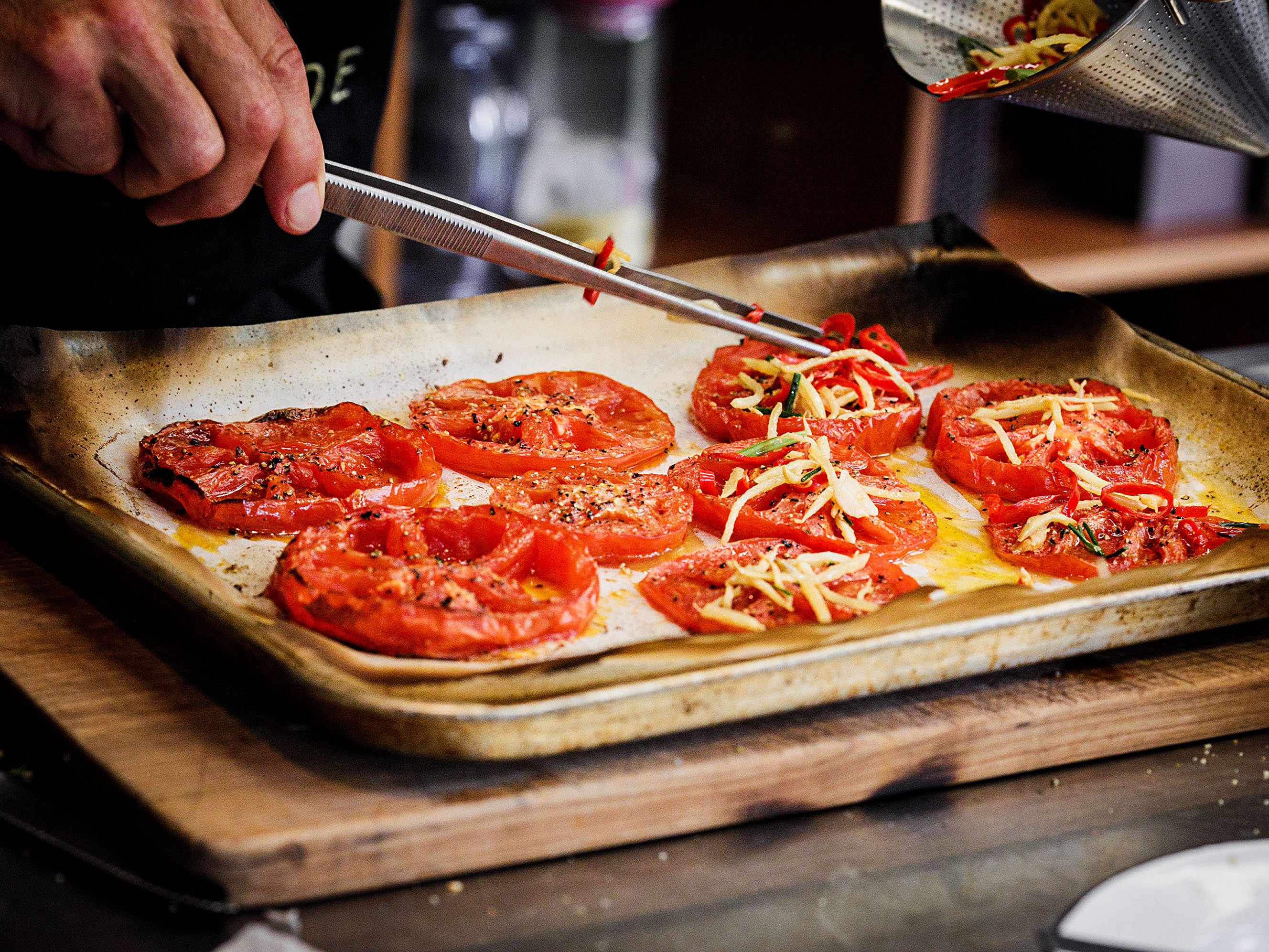 Schritt 2: Die geschmorten Gewürze (Ingwer-Chili-Knoblauch-Mischung) über die Tomaten geben 