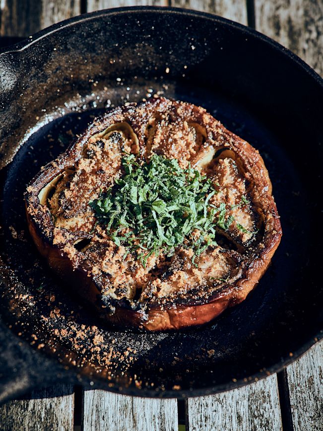 Schritt 2: Aus dem Ofen nehmen, mit frischem Olivenöl beträufeln, salzen und pfeffern. Etwas Bottarga darüber reiben und mit den gehackten Kräutern bestreuen. Schritt 2: Aus dem Ofen nehmen, mit frischem Olivenöl beträufeln, salzen und pfeffern. Etwas Bottarga darüber reiben und mit den gehackten Kräutern bestreuen.