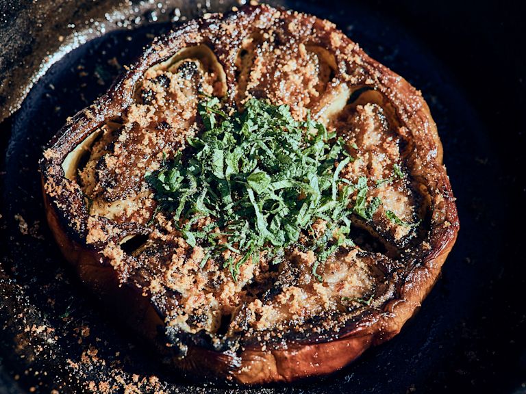 Schritt 2: Aus dem Ofen nehmen, mit frischem Olivenöl beträufeln, salzen und pfeffern. Etwas Bottarga darüber reiben und mit den gehackten Kräutern bestreuen. Schritt 2: Aus dem Ofen nehmen, mit frischem Olivenöl beträufeln, salzen und pfeffern. Etwas Bottarga darüber reiben und mit den gehackten Kräutern bestreuen.