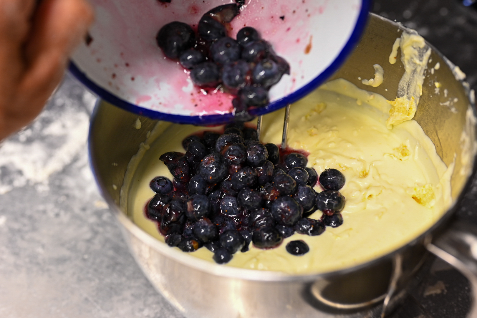 Schritt 3: Die Heidelbeeren mit einer Gabel leicht zerdrücken und mit ihrem Saft dazugeben