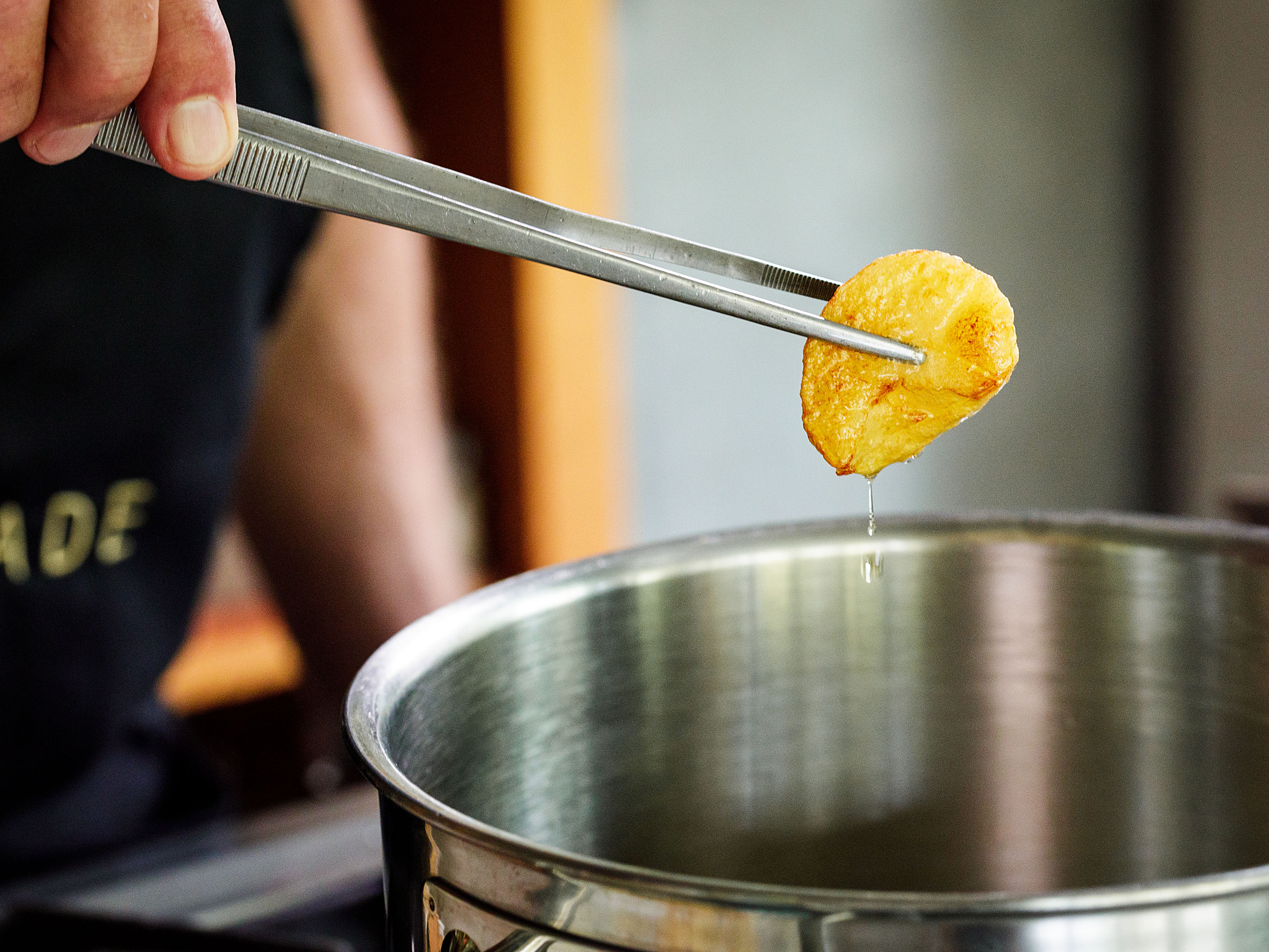 Schritt 3: Kartoffeln abtropfen lassen und mit Salz bestreuen.