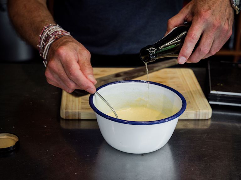 Schritt 1: Mehl, Backpulver und 1 Teelöffel Salz in einer grossen Schüssel mischen und nach und nach das Bier einrühren Schritt 1: Mehl, Backpulver und 1 Teelöffel Salz in einer grossen Schüssel mischen und nach und nach das Bier einrühren