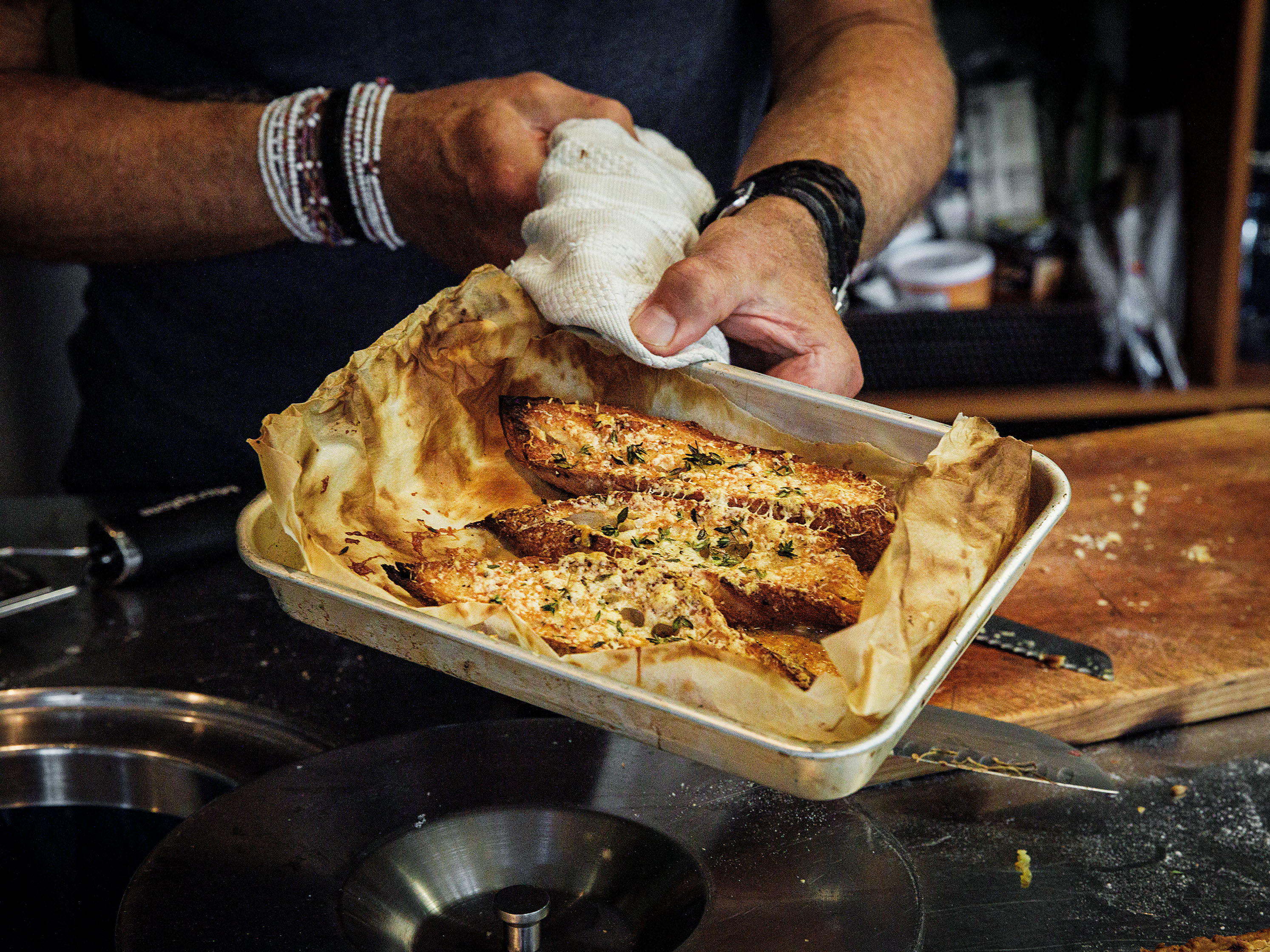 Schritt 3:  Croûtons für Französische Zwiebelsuppe zubereiten und anrichten
