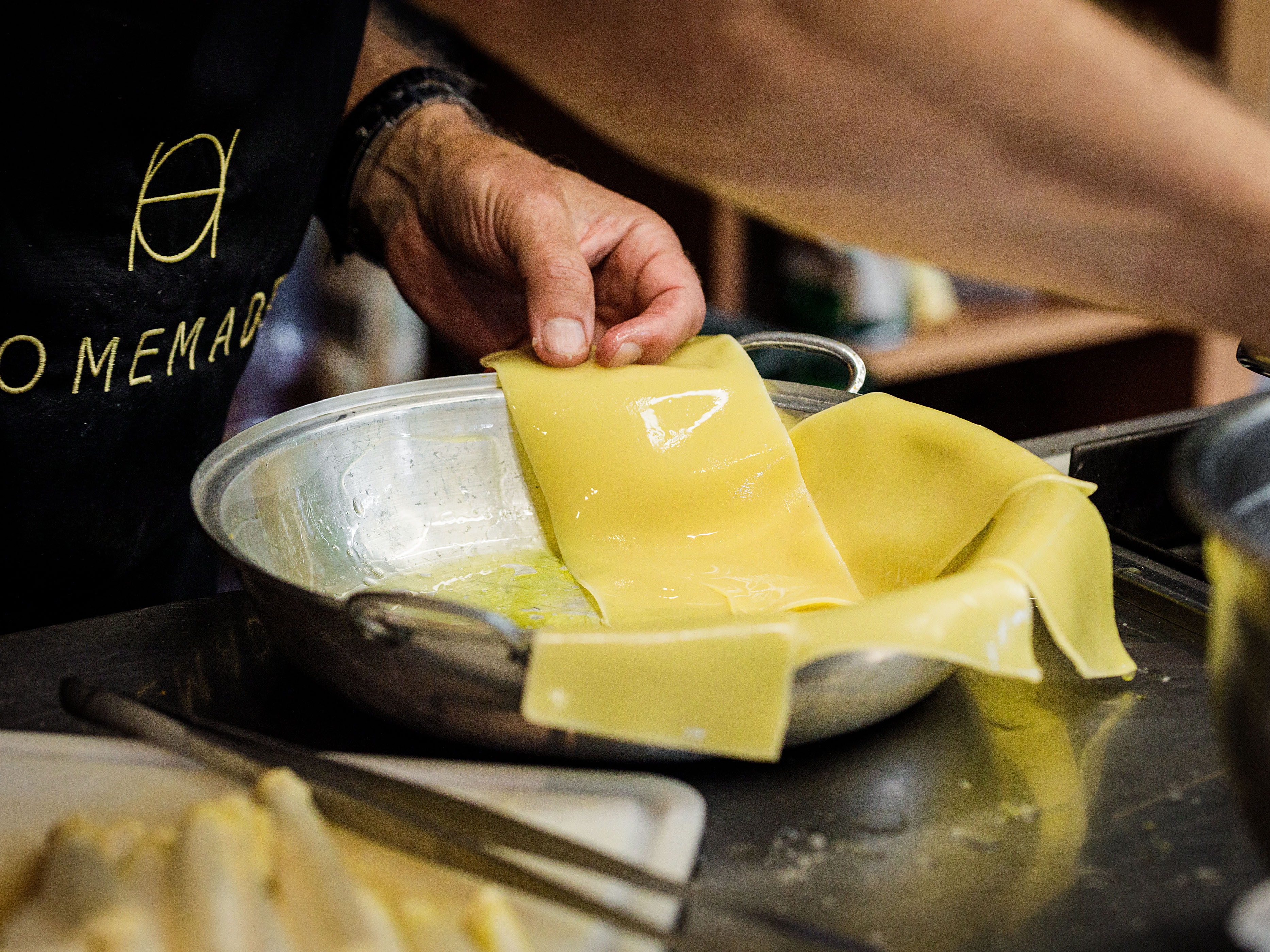 Schritt 3: Eine grosse Auflaufform etwas einölen und mit Lasagneblättern auslegen, dabei dürfen die Ecken der Pastablätter etwas über die Form hinausragen, sodass sich am Ende eine Art Lasagneblüte formt
