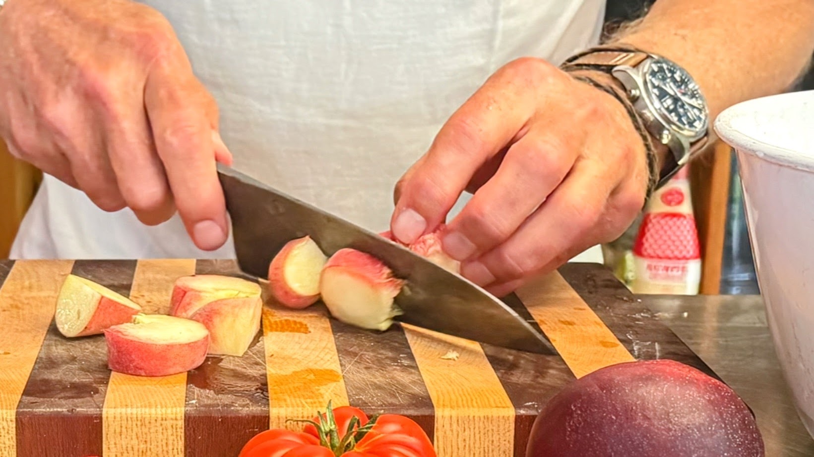 Schritt 1: Zubereitung von Tomaten-Pfirsichsalat mit Burrata 