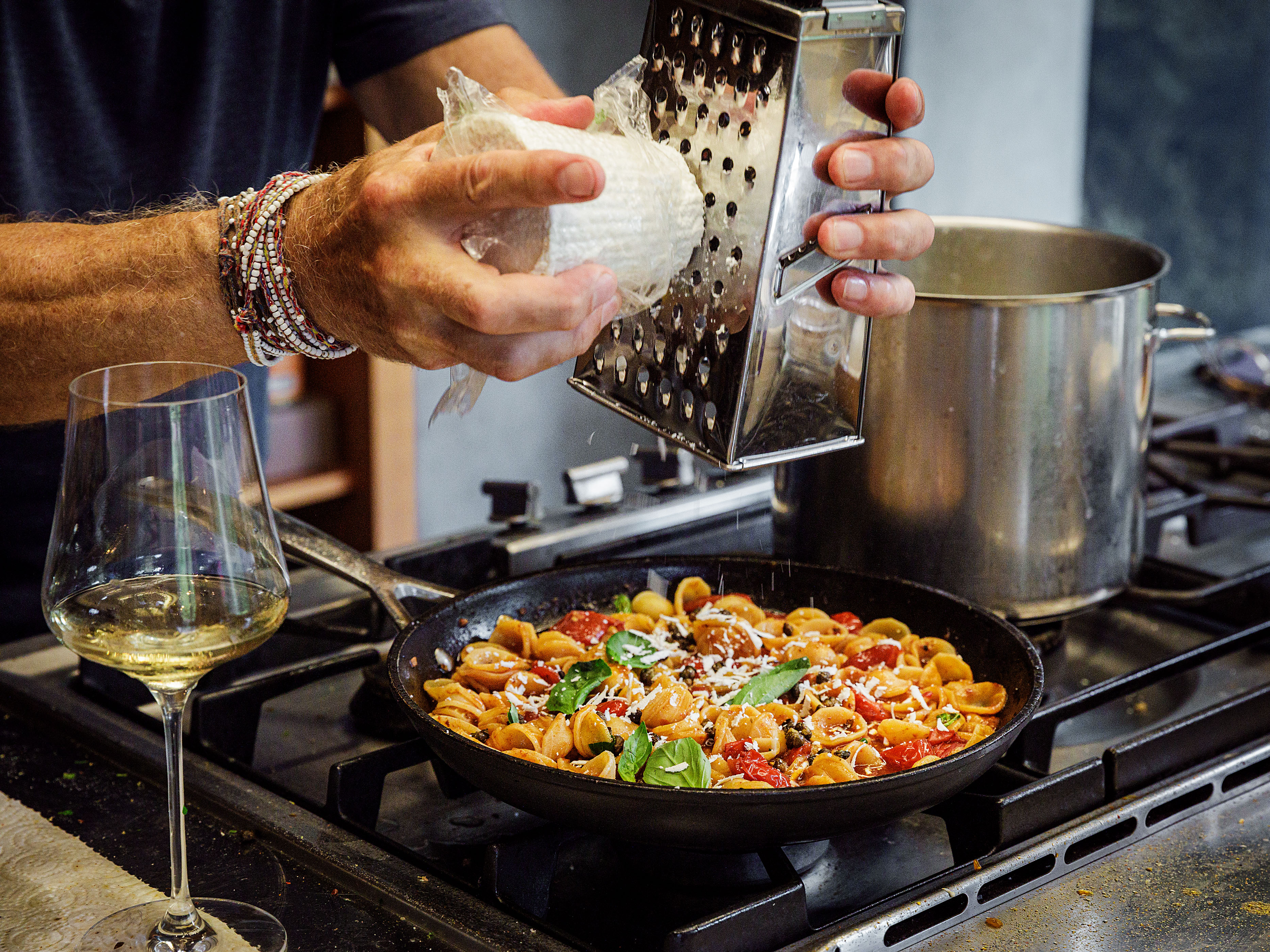 Schritt 3: Pasta mit den Kapern, restlichem Basilikum, dem Käse und den ganzen Basilikumblättern garnieren