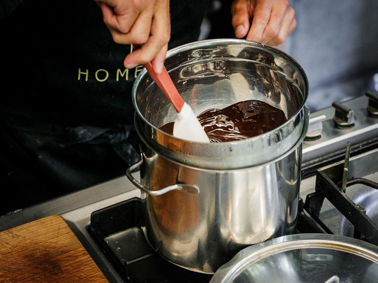 Schritt 1: Schokolade in einer Schüssel über köchelndem Wasser schmelzen