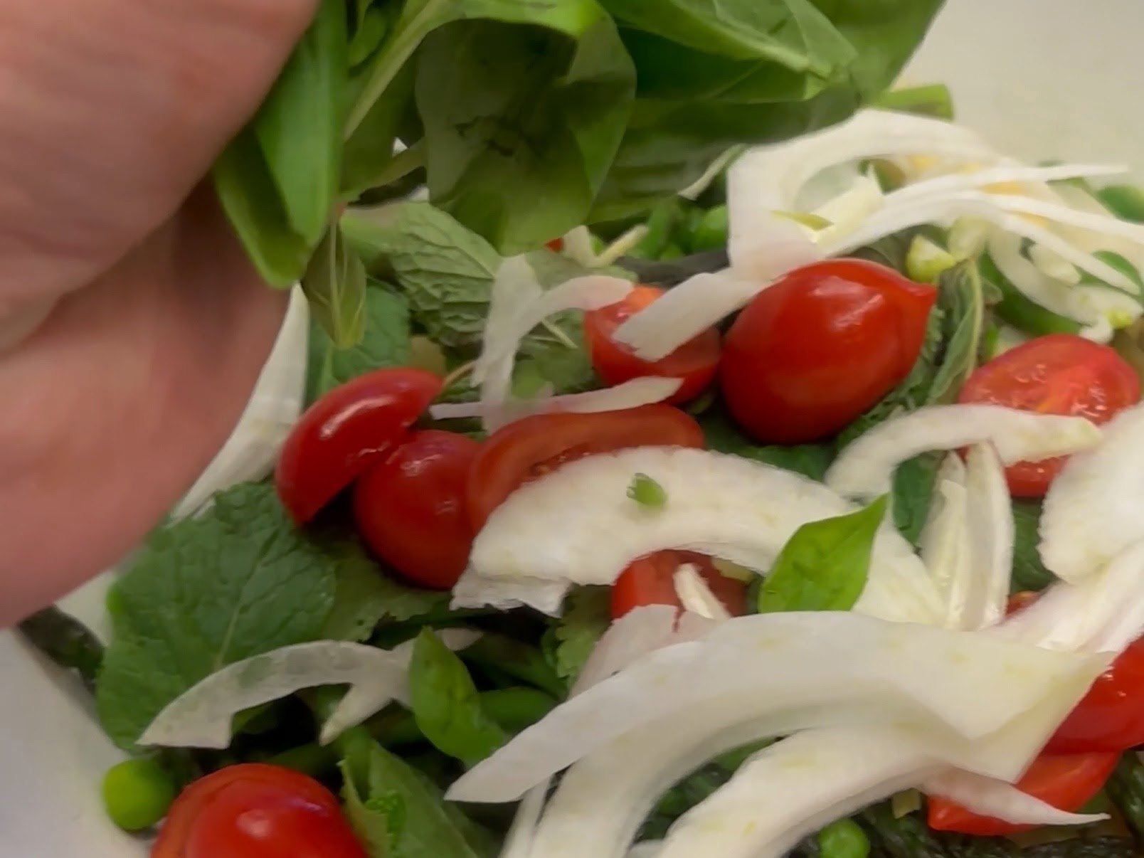 Schritt 1: Die Kartoffeln vierteln, die Tomaten halbieren und den Fenchel fein hobeln