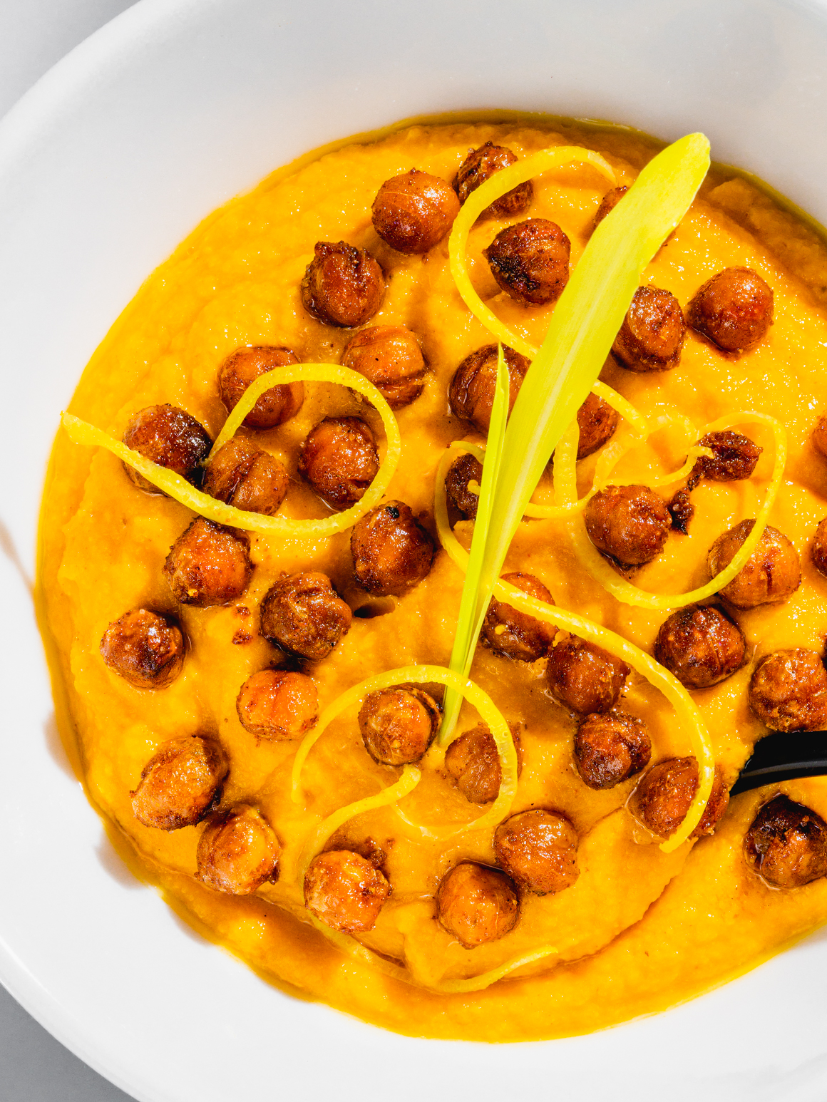 Karotten-Kurkuma-Hummus mit gerösteten Kichererbsen Rezept 2