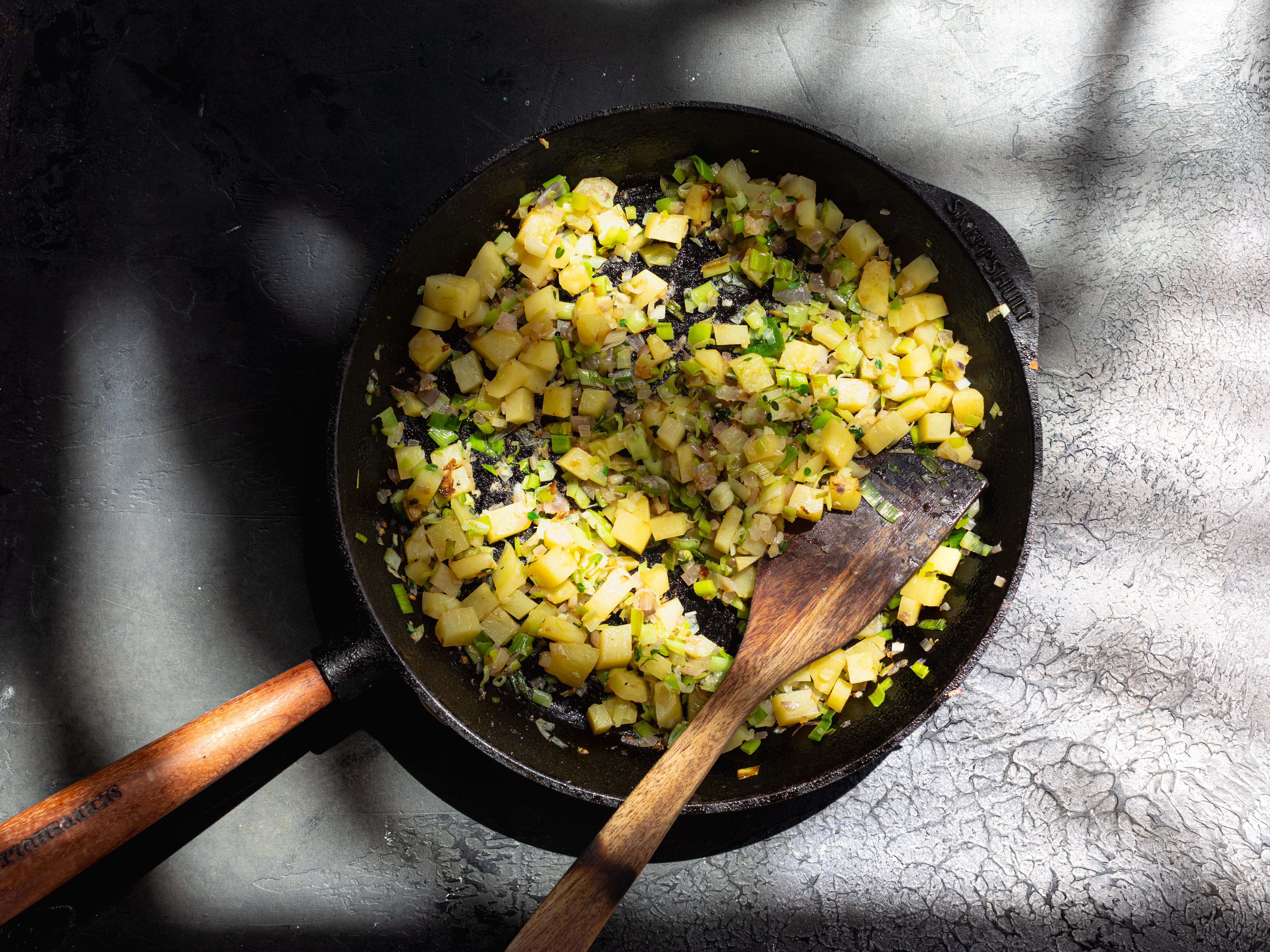 Schritt 2: Gemüse für Kartoffel-Lauch-Muffins zubereiten  