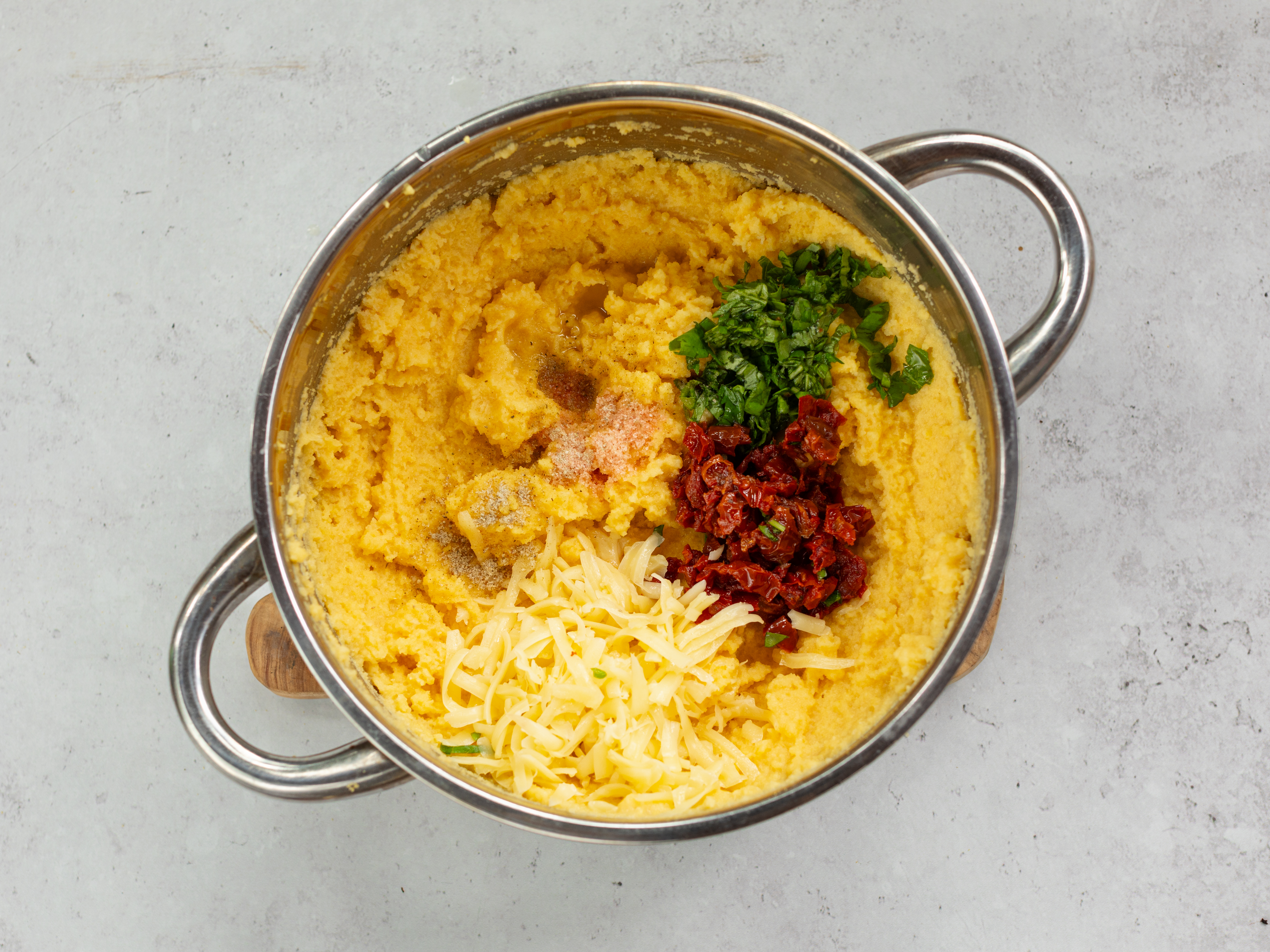 Schritt 2: Polenta für Knusprige Polenta-Taler verfeinern 