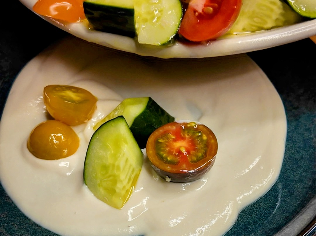 Schritt 3: Tomaten-Gurken Salat mit Sesam-Seiden Tofu Dressing anrichten