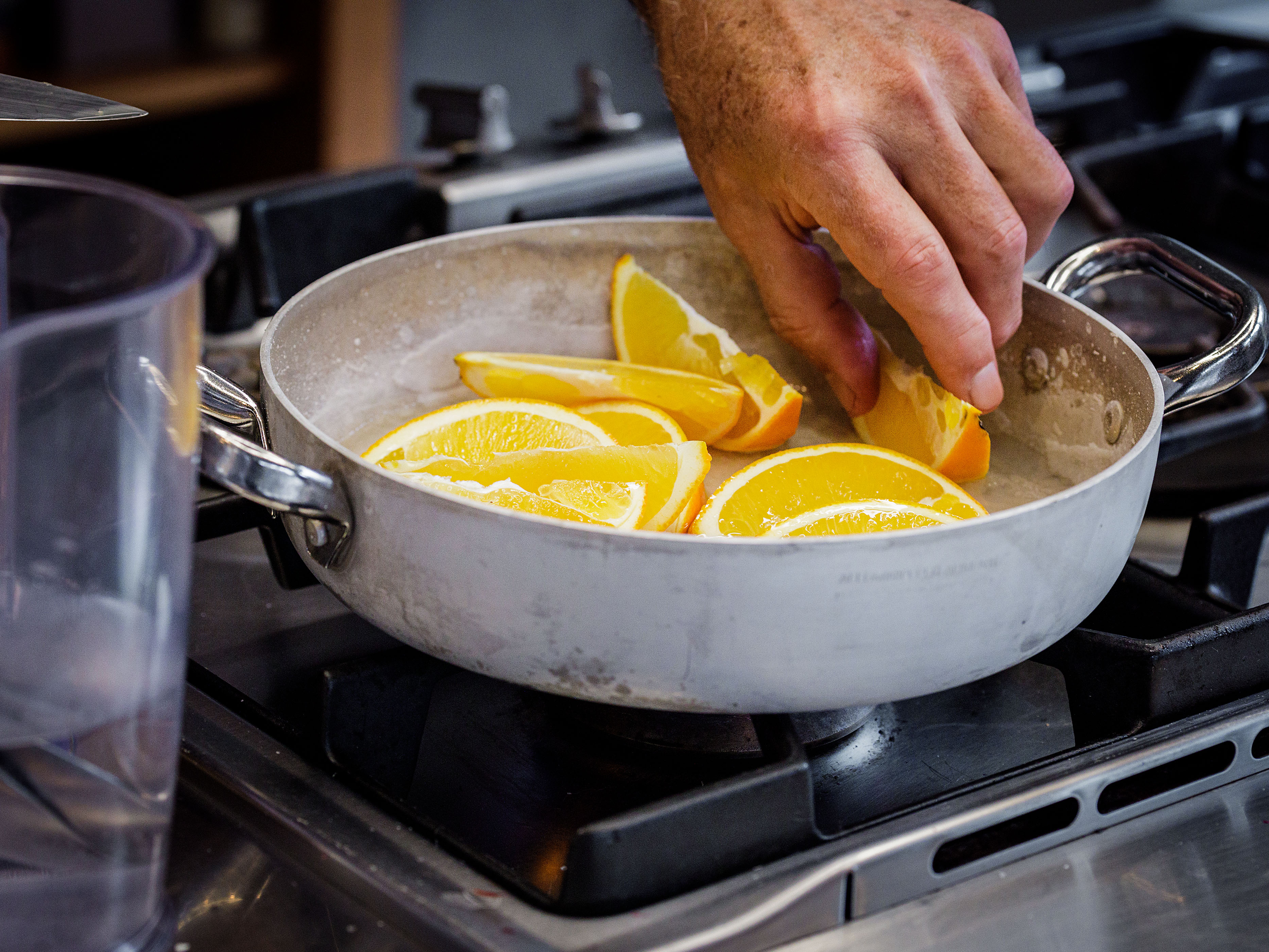 Schritt 1: Orangen für Orangen-mariniertes Huhn in Salz einlegen 