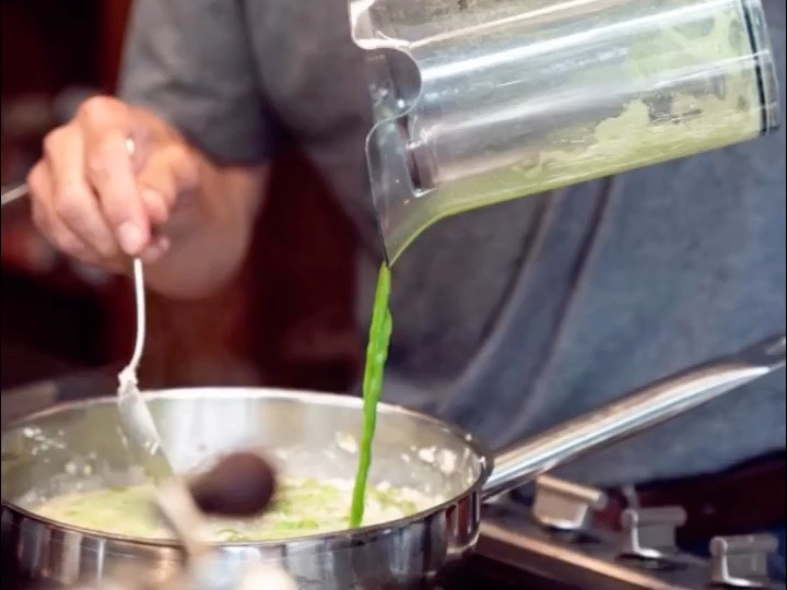 Schritt 2: Risotto für Erbsenrisotto mit Burrata kochen 