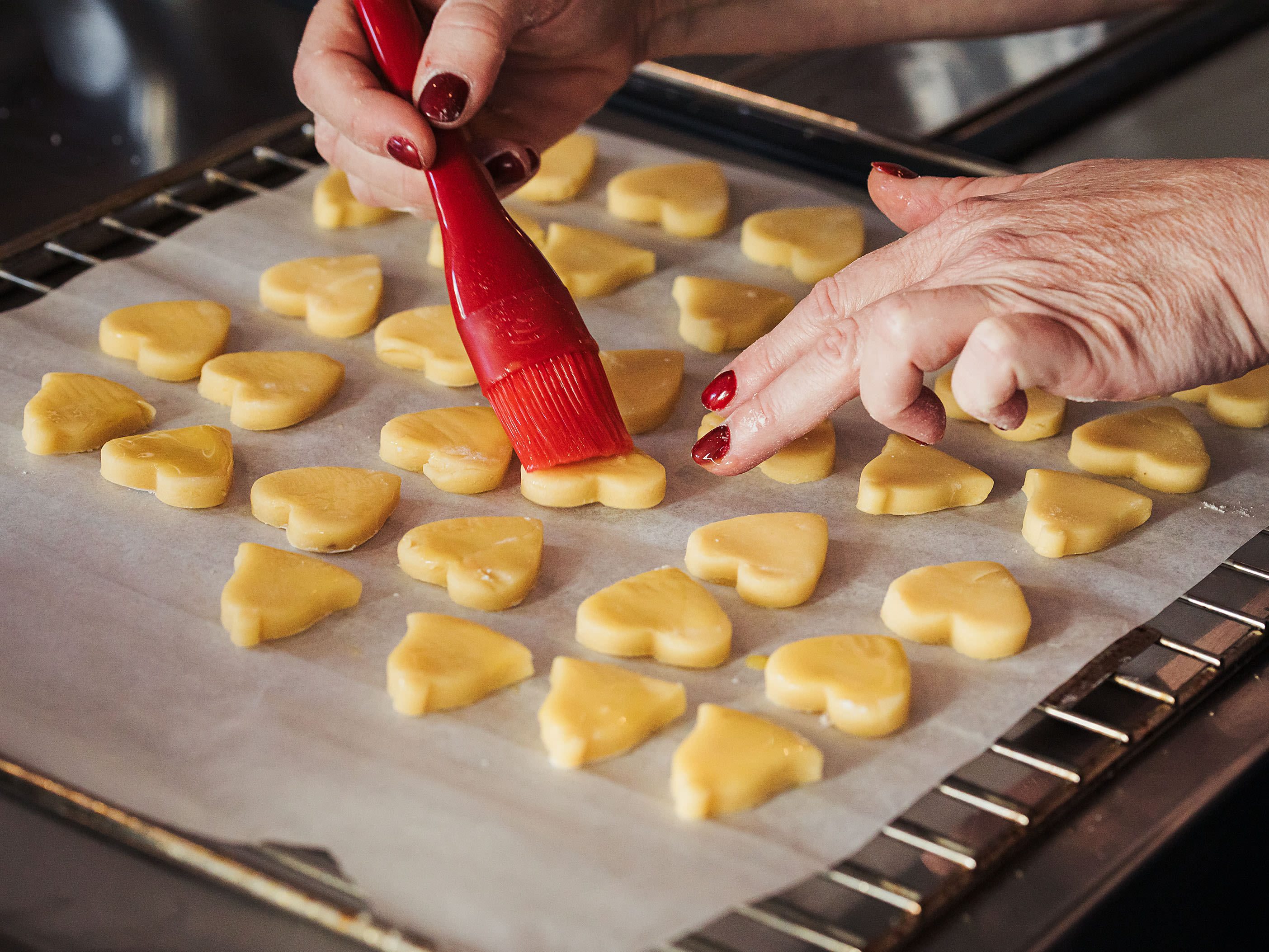 Schritt 2: Formen und Butterguetzli backen