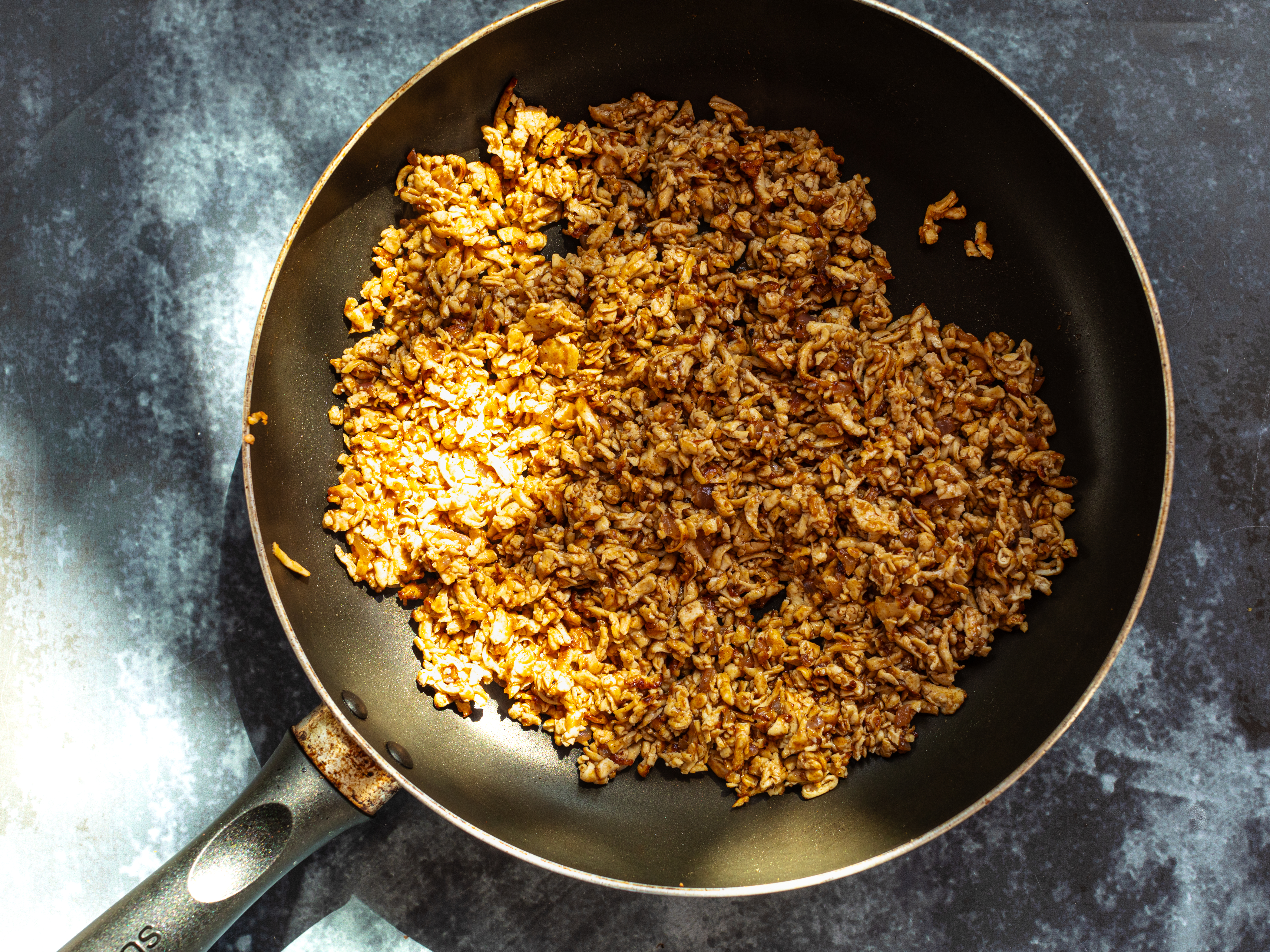 Schritt 2: Weitere köcheln, bis der Tofu die Aromen aufgenommen hat