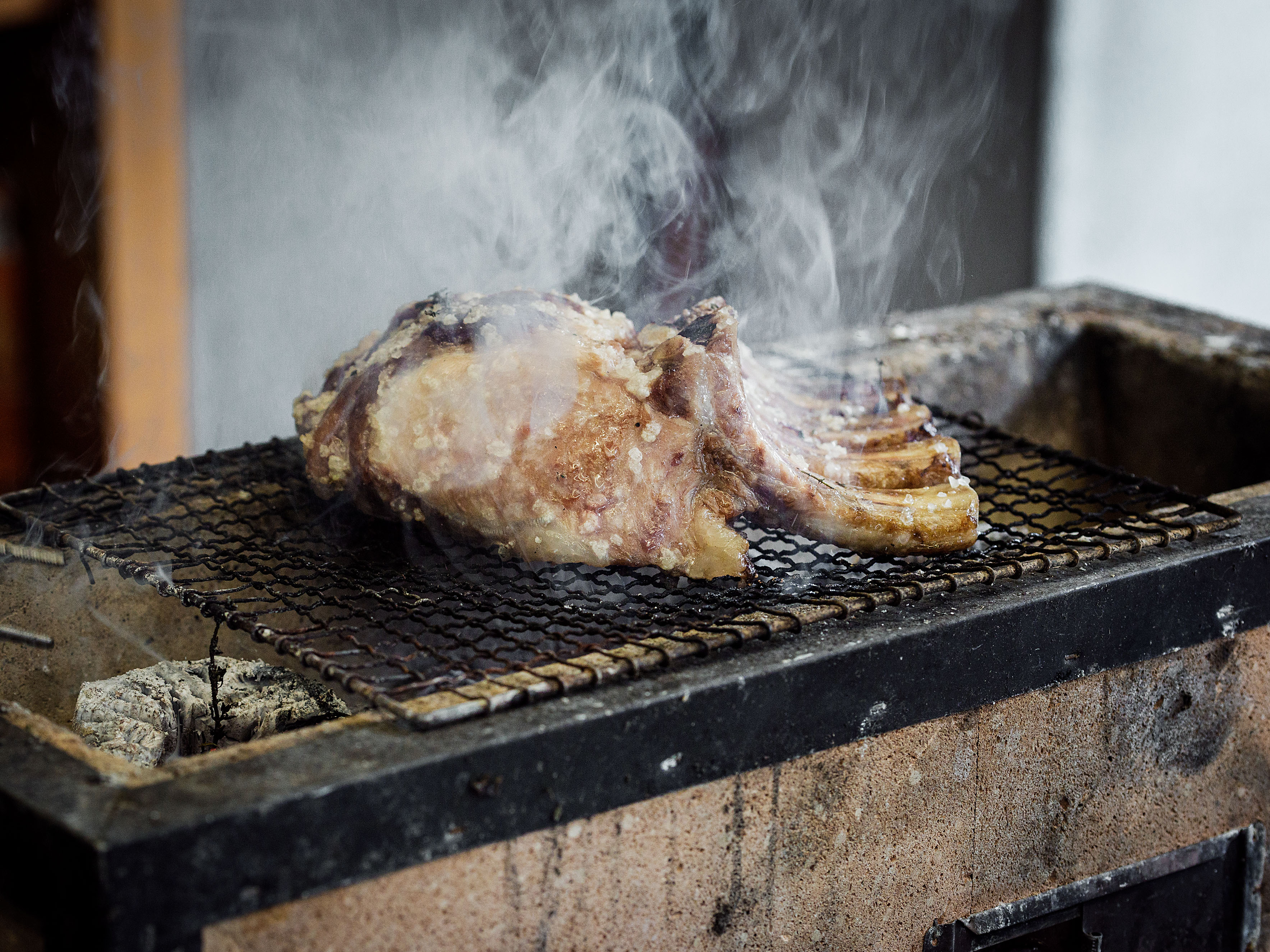 Schritt 3: Holzkohle zum Glühen bringen und Fleisch auf allen Seiten grillieren
