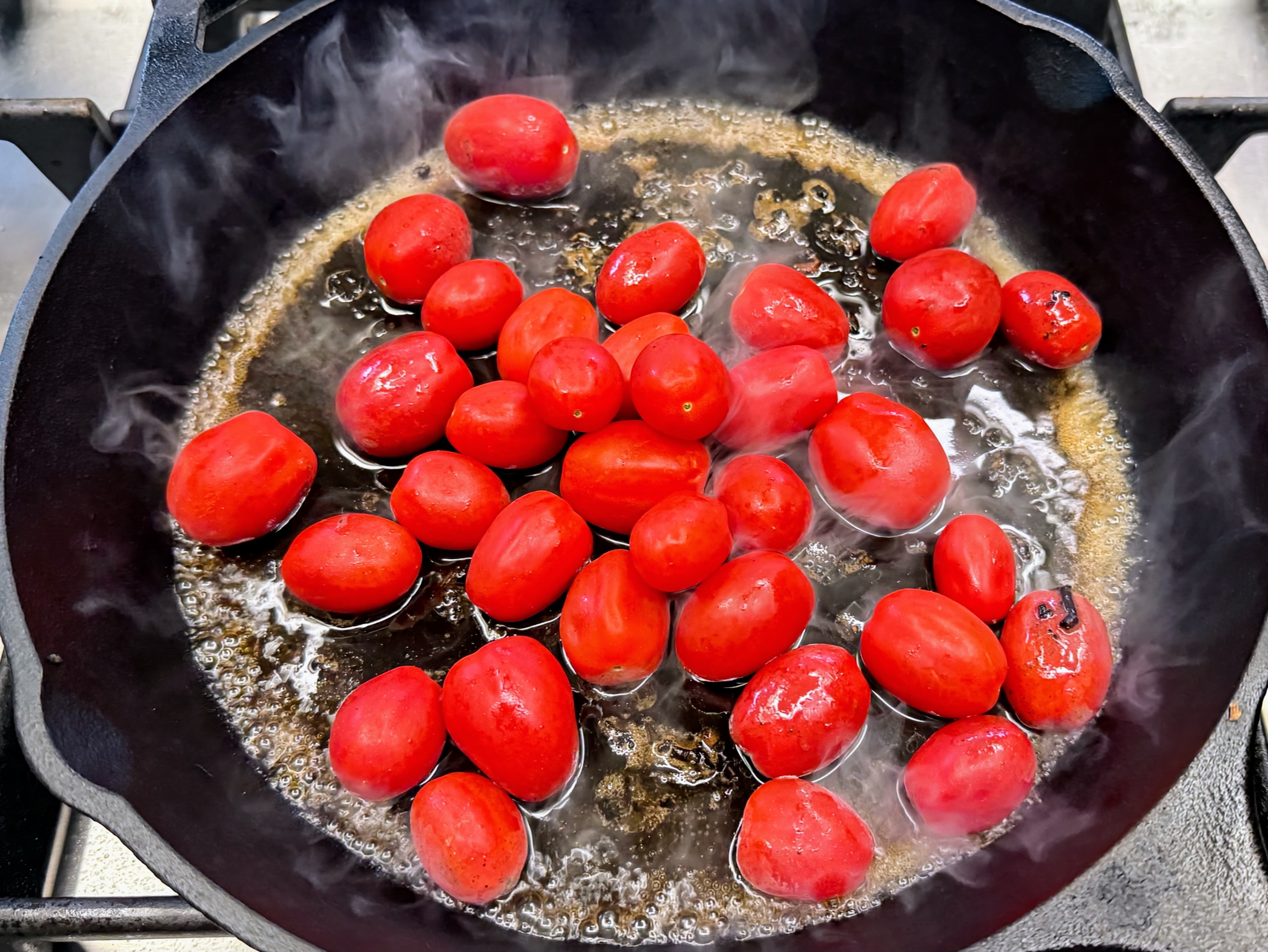 Schritt 2: Tomaten für Zitronen-Knoblauch-Pouletsteaks mit Kirschtomaten sautieren und servieren