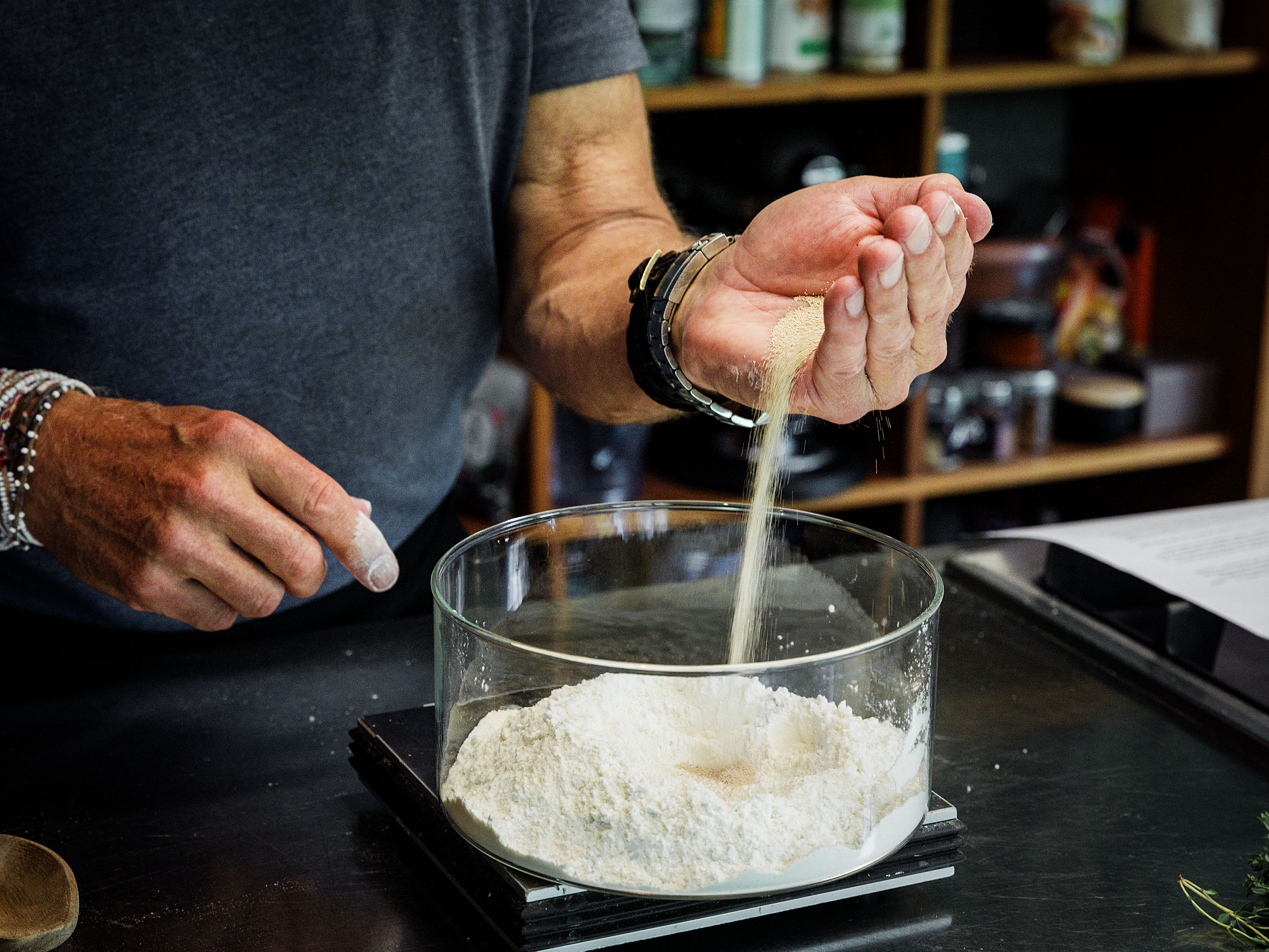 Schritt 1: Das Mehl mit einem Teelöffel Salz und der Hefe in einer grossen Schüssel mischen