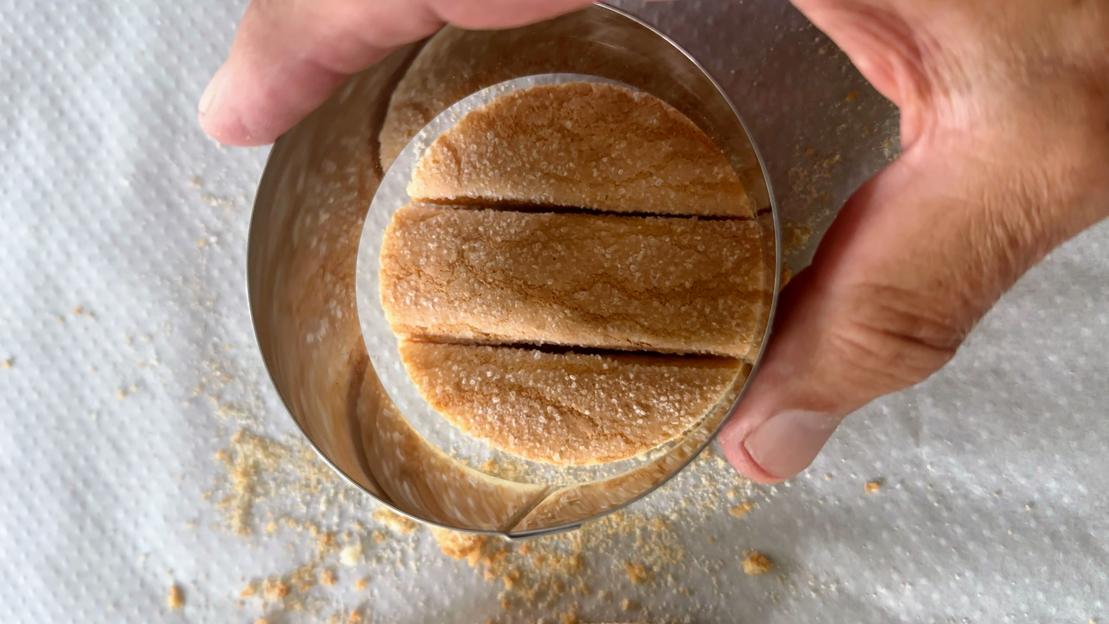 Schritt 1: Alternativ drei Löffelbiscuits nebeneinander legen und ebenfalls Rondellen ausstechen