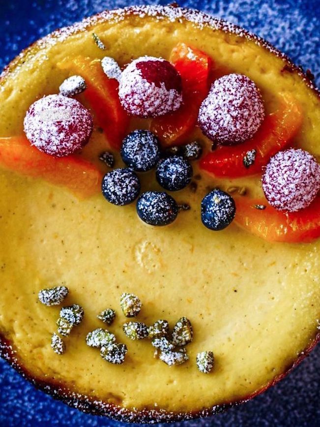 Glutenfreier Cheesecake mit Labneh, Pistazien und Beeren Rezept Glutenfreier Cheesecake mit Labneh, Pistazien und Beeren Rezept