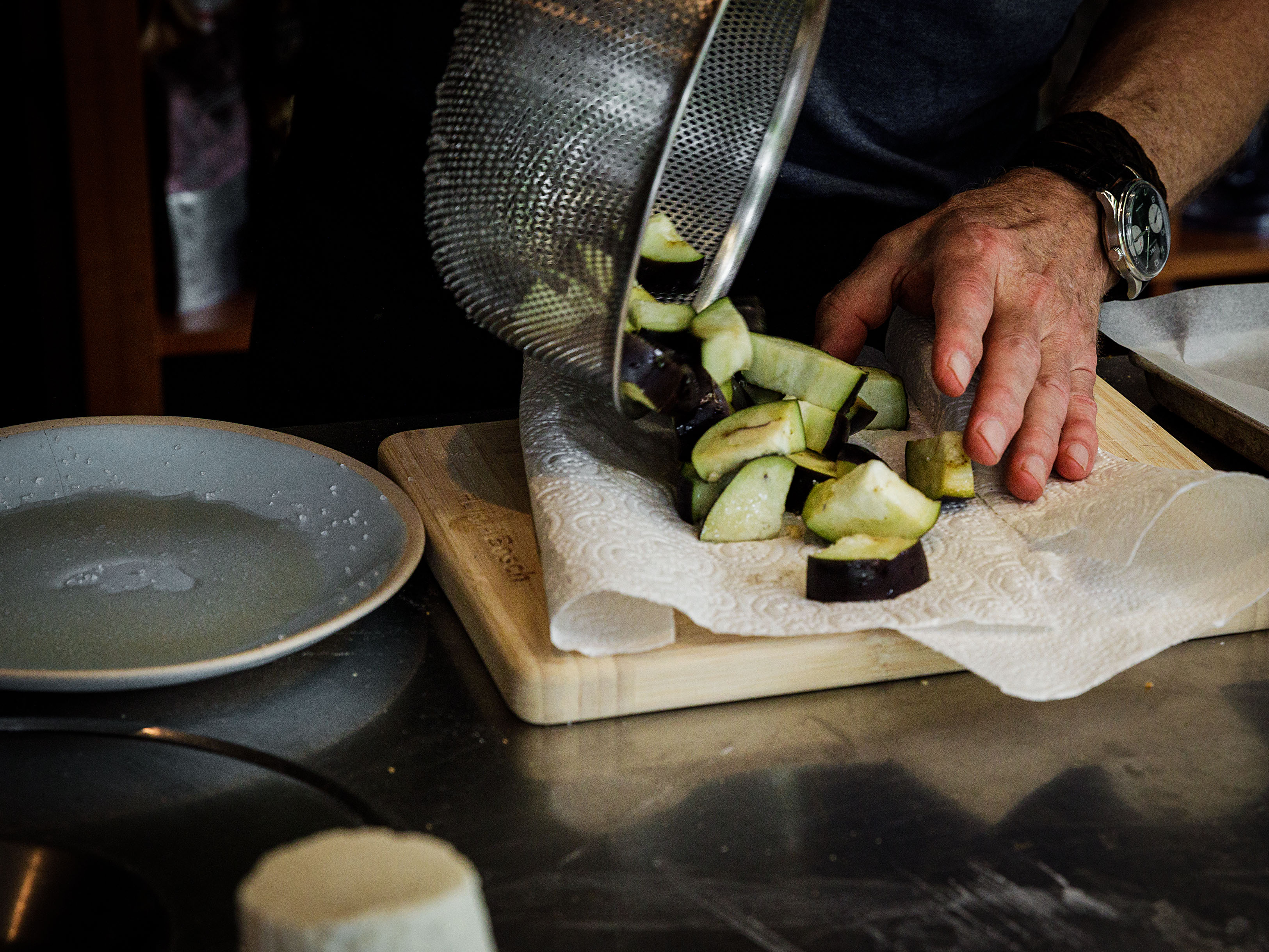 Schritt 1: Auberginen sorgfältig mit Küchenpapier trocken tupfen