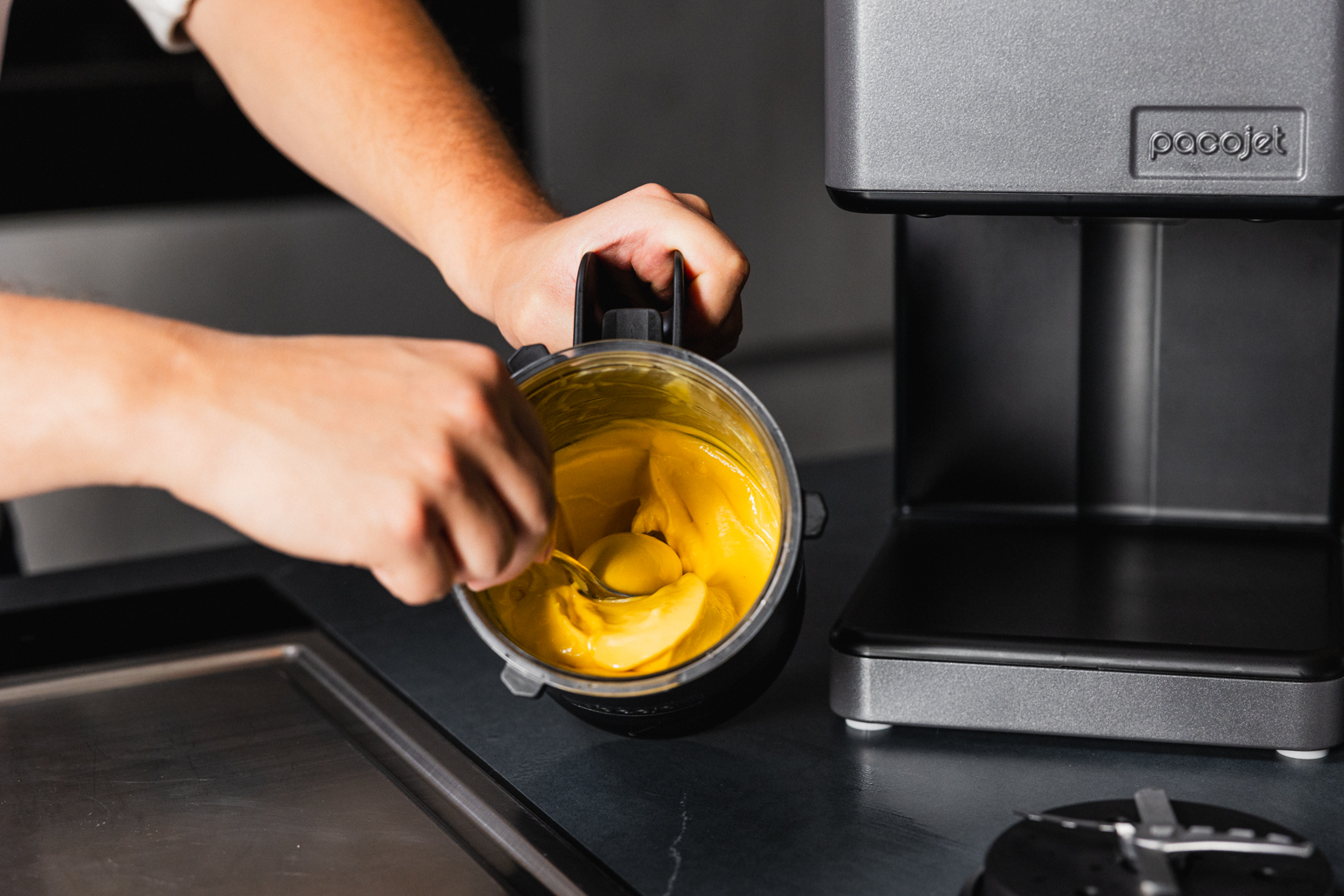 Schritt 4: Eigelb und Zucker schlagen und zur Rose kochen