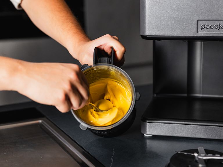 Schritt 4: Eigelb und Zucker schlagen und zur Rose kochen Schritt 4: Eigelb und Zucker schlagen und zur Rose kochen