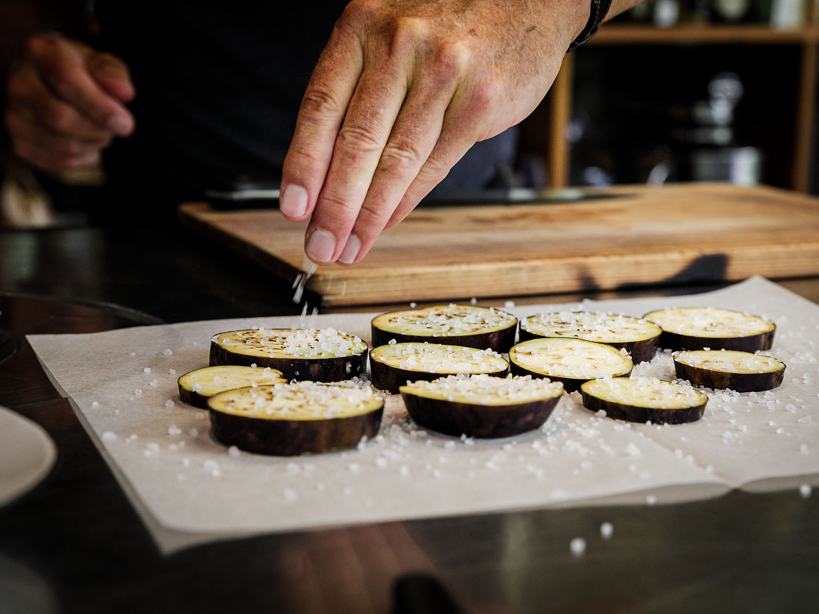 Schritt 1:   Auberginen  für Sabich – israelisches Frühstücks-Sandwich entwässern und braten.