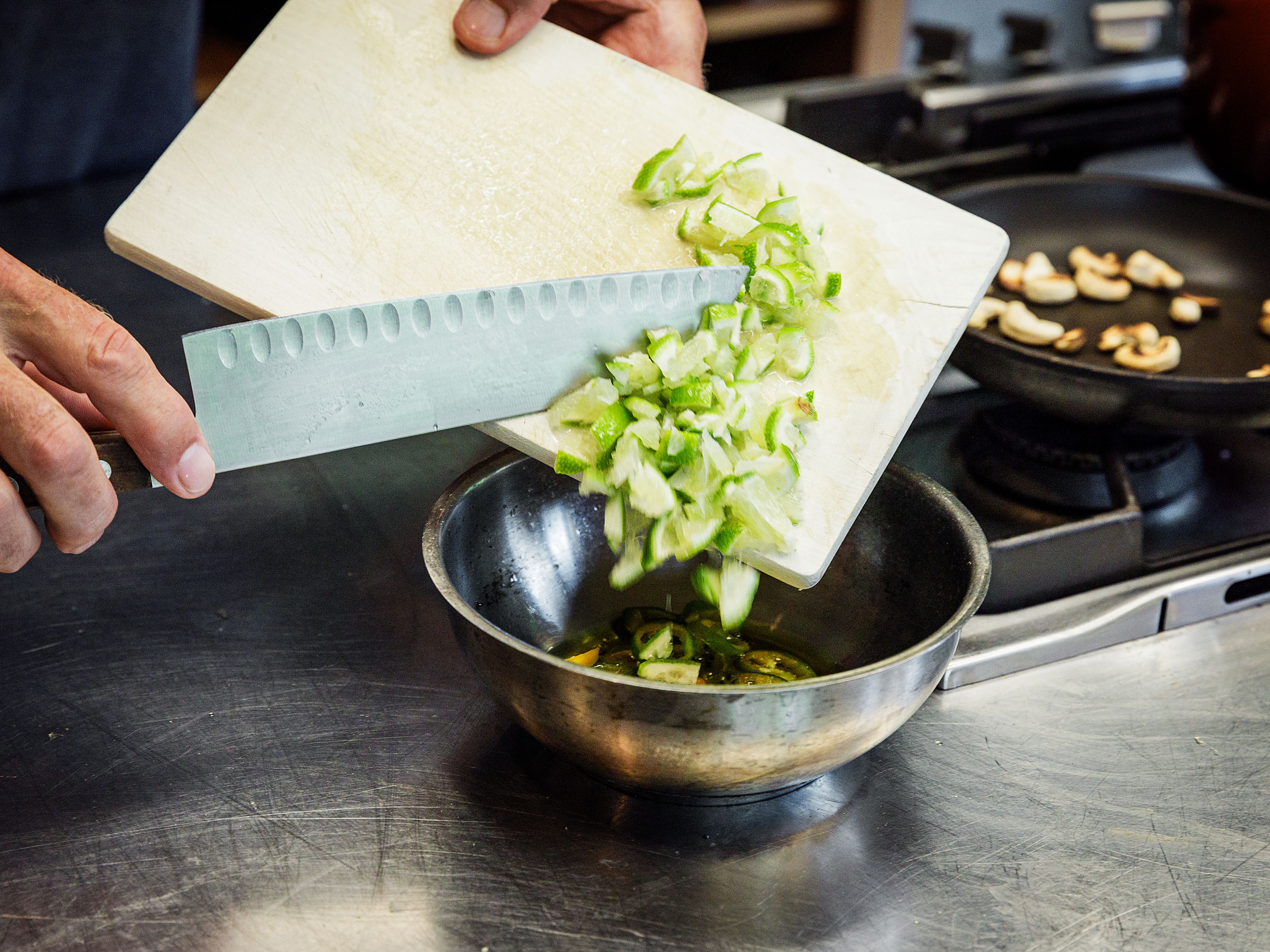 Schritt 3: Chili, Limette und Kokosnuss zugeben und verrühren