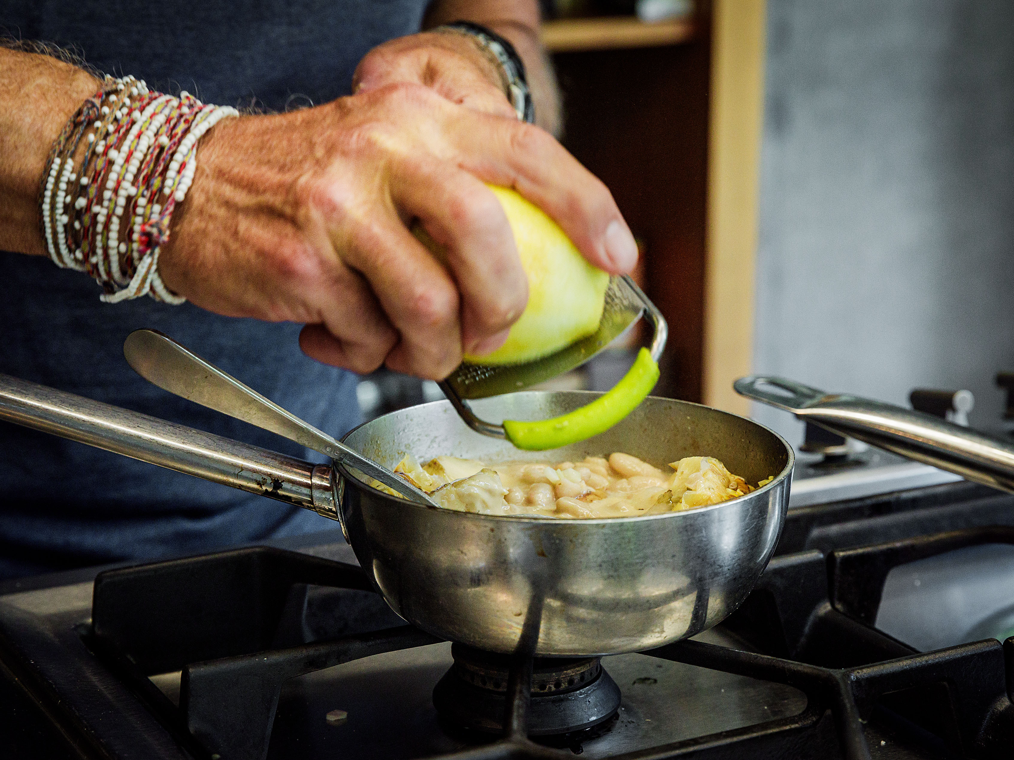 Schritt 2: Dip für Artischocken-Bohnen-Dip mit Kombucha-Stachelbeeren-Pickles zubereiten  