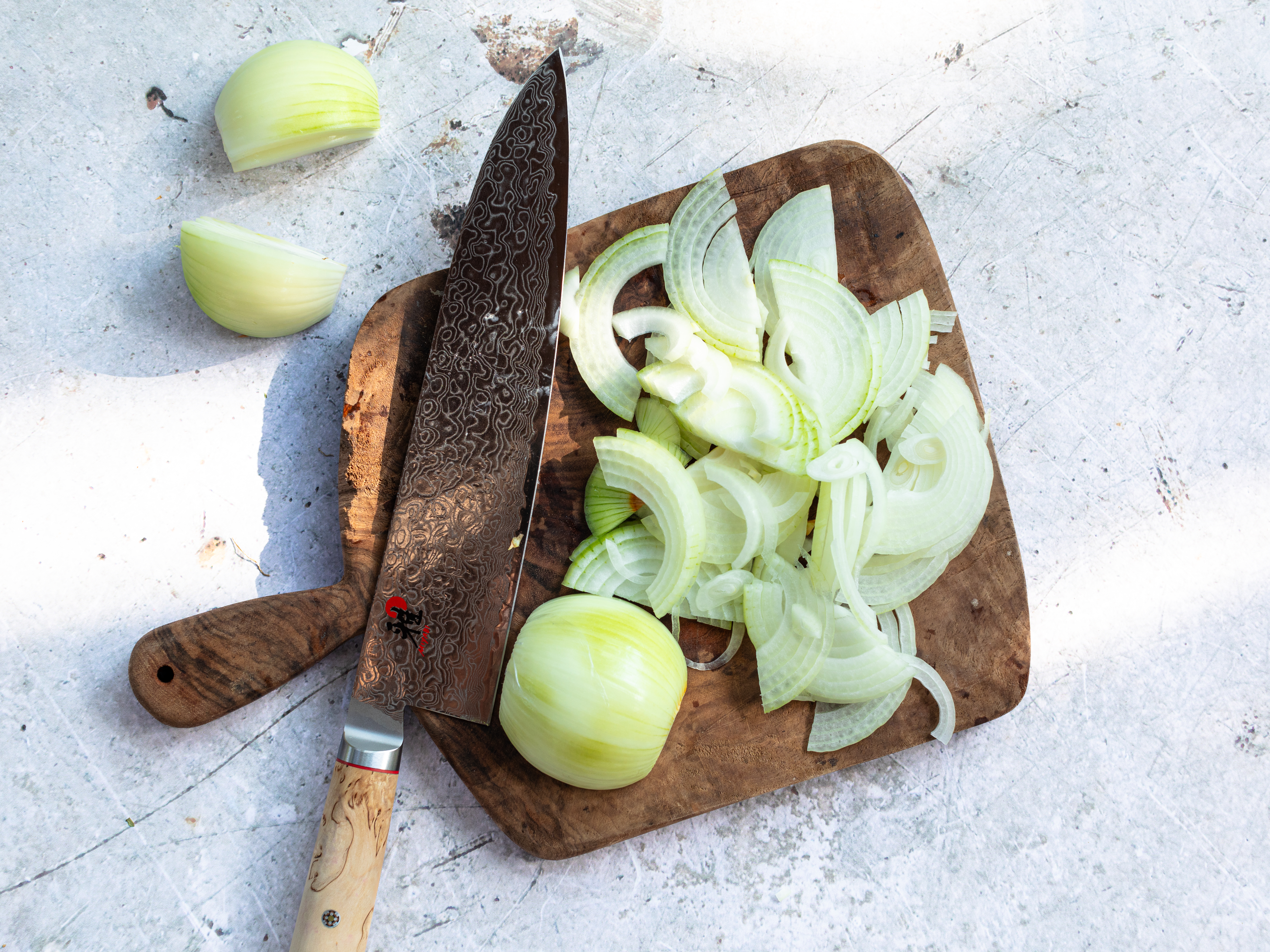 Schritt 3: Die Zwiebel schälen und in dünne Streifen schneiden
