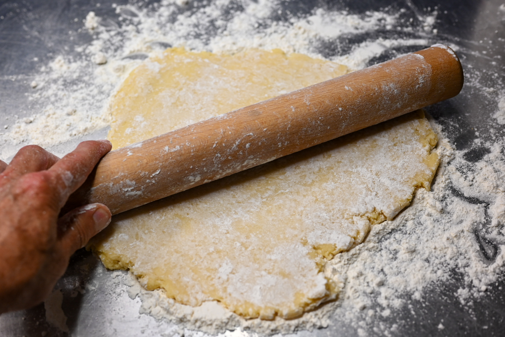 Schritt 2: Die grössere Teigscheibe auf einer leicht bemehlten Arbeitsfläche 3 mm dick und auf einen Durchmesser von 30 cm ausrollen