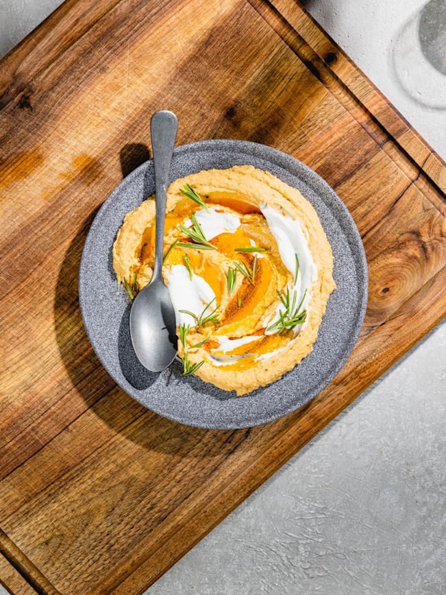 Weisse-Bohnen-Hummus mit Rosmarin und Olivenöl Rezept Weisse-Bohnen-Hummus mit Rosmarin und Olivenöl Rezept