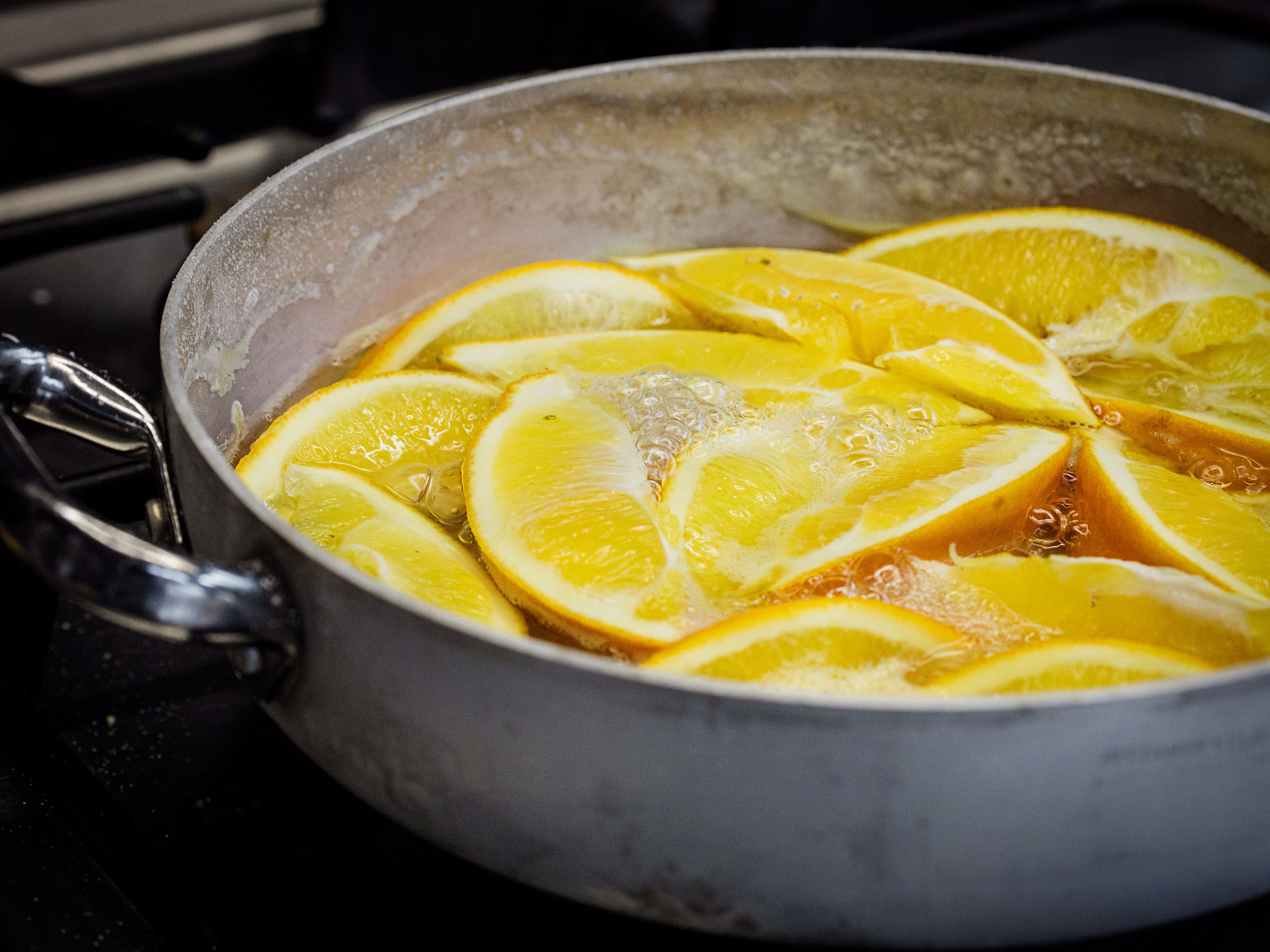 Schritt 1: Orangen für Orangen-mariniertes Huhn in Salz einlegen 