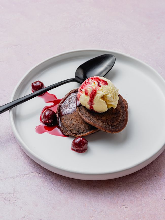 Schokoladen-Pancakes mit heißen Kirschen Rezept Schokoladen-Pancakes mit heißen Kirschen Rezept